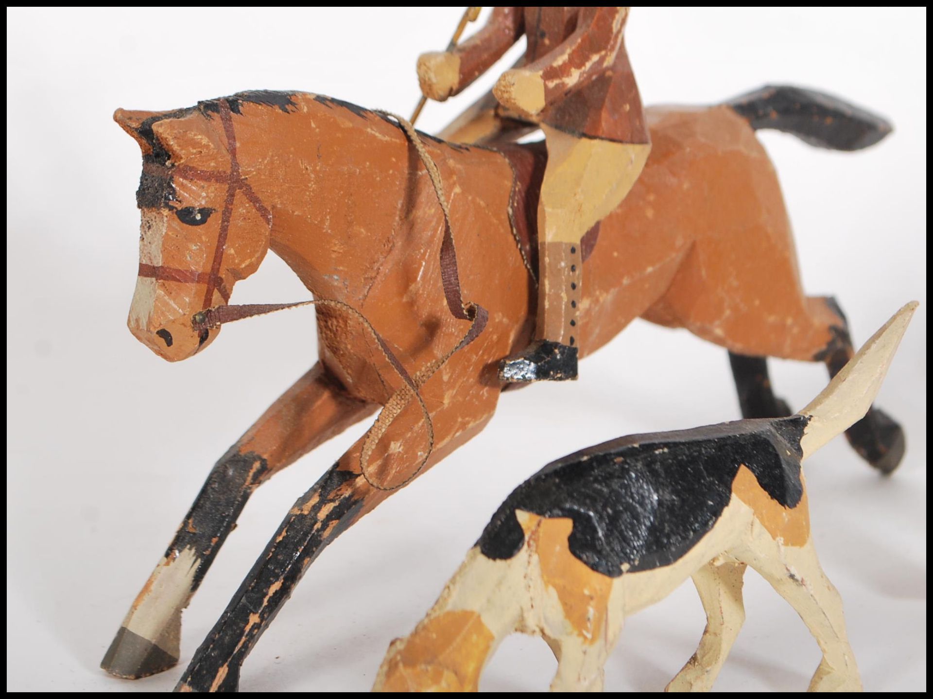 An unusual early 20th century wooden hand painted childs hunting toy set. To include horse and - Bild 4 aus 6