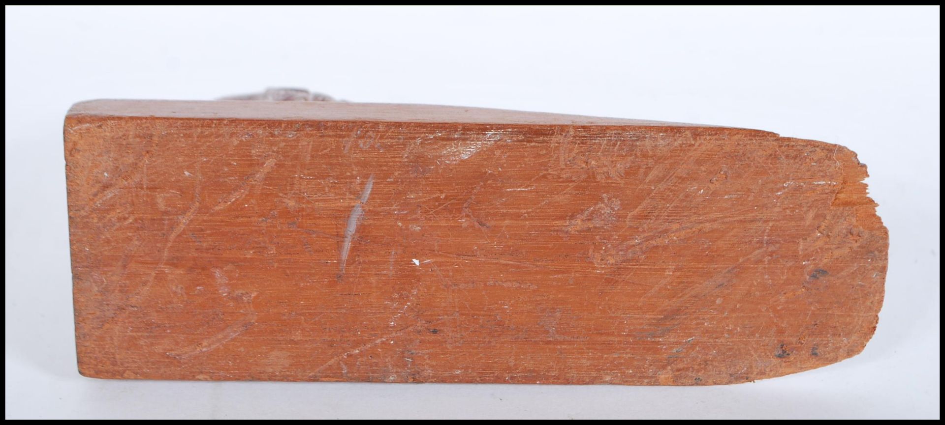 A 20th Century carved wooden door stop in the form of a seated lion. Measures 10 cm x 9 cm. - Bild 6 aus 6