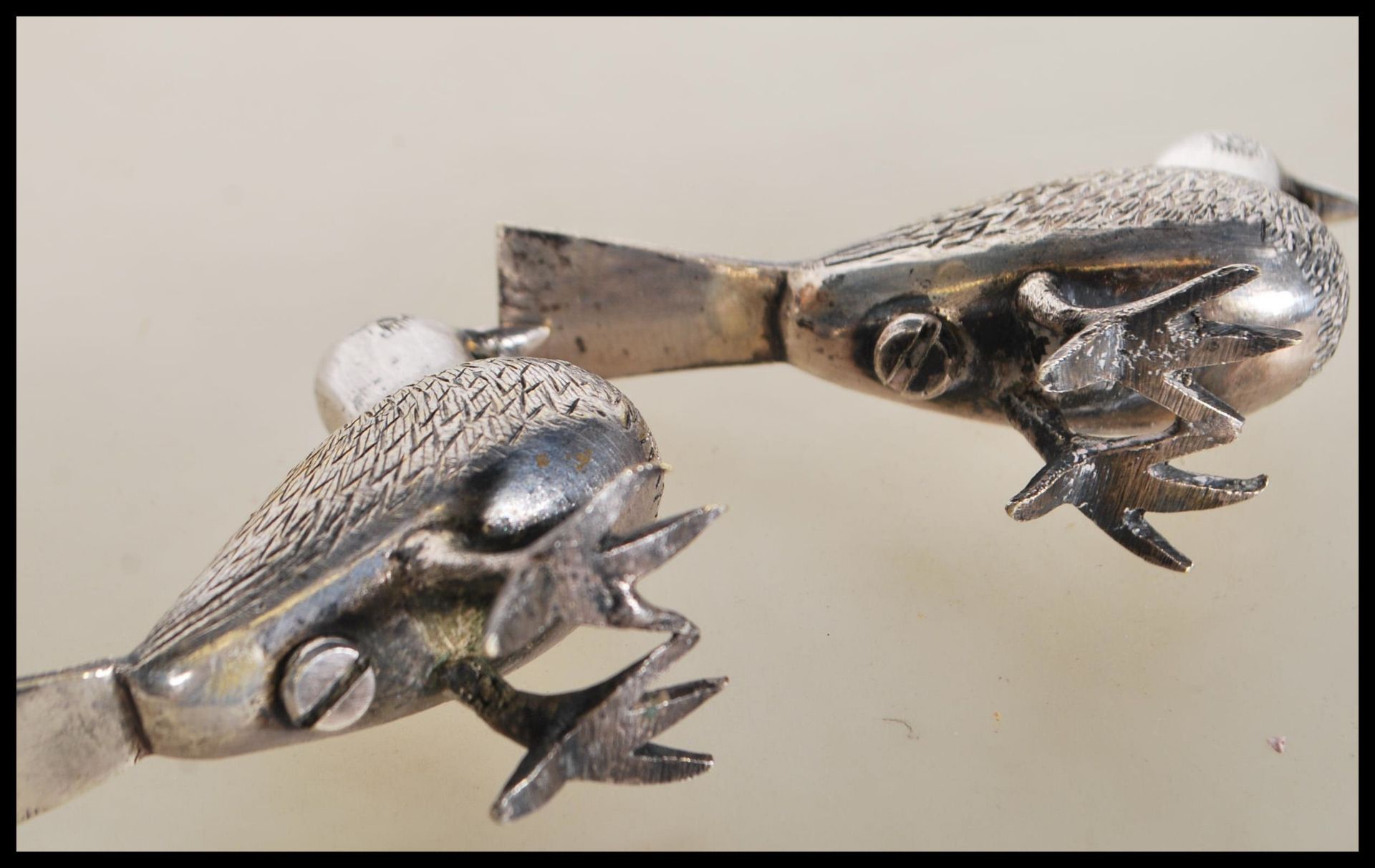 A pair of silver white metal salt and pepper condiments in the form of birds having engraved - Bild 5 aus 5