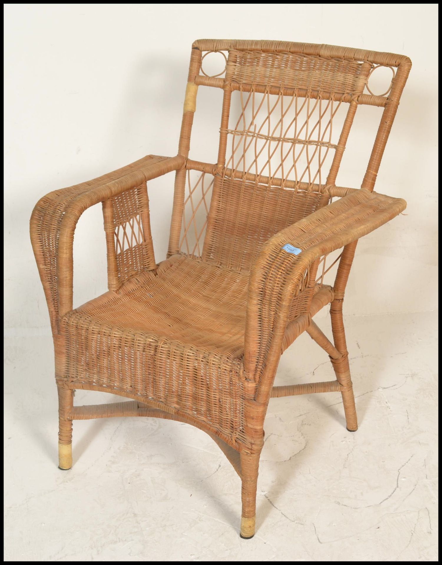 An early to mid century bamboo / whicker rattan weave plantation chair. Swept arms with a pierced - Bild 2 aus 5