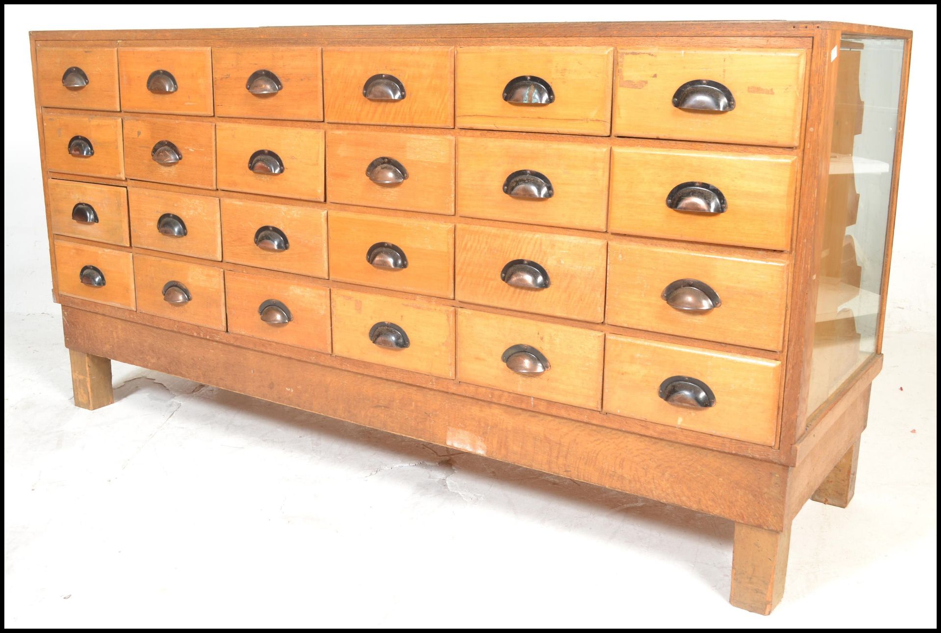 A good early 20th century 1930's Art Deco golden oak multi drawer vintage haberdashery shop - Bild 5 aus 10