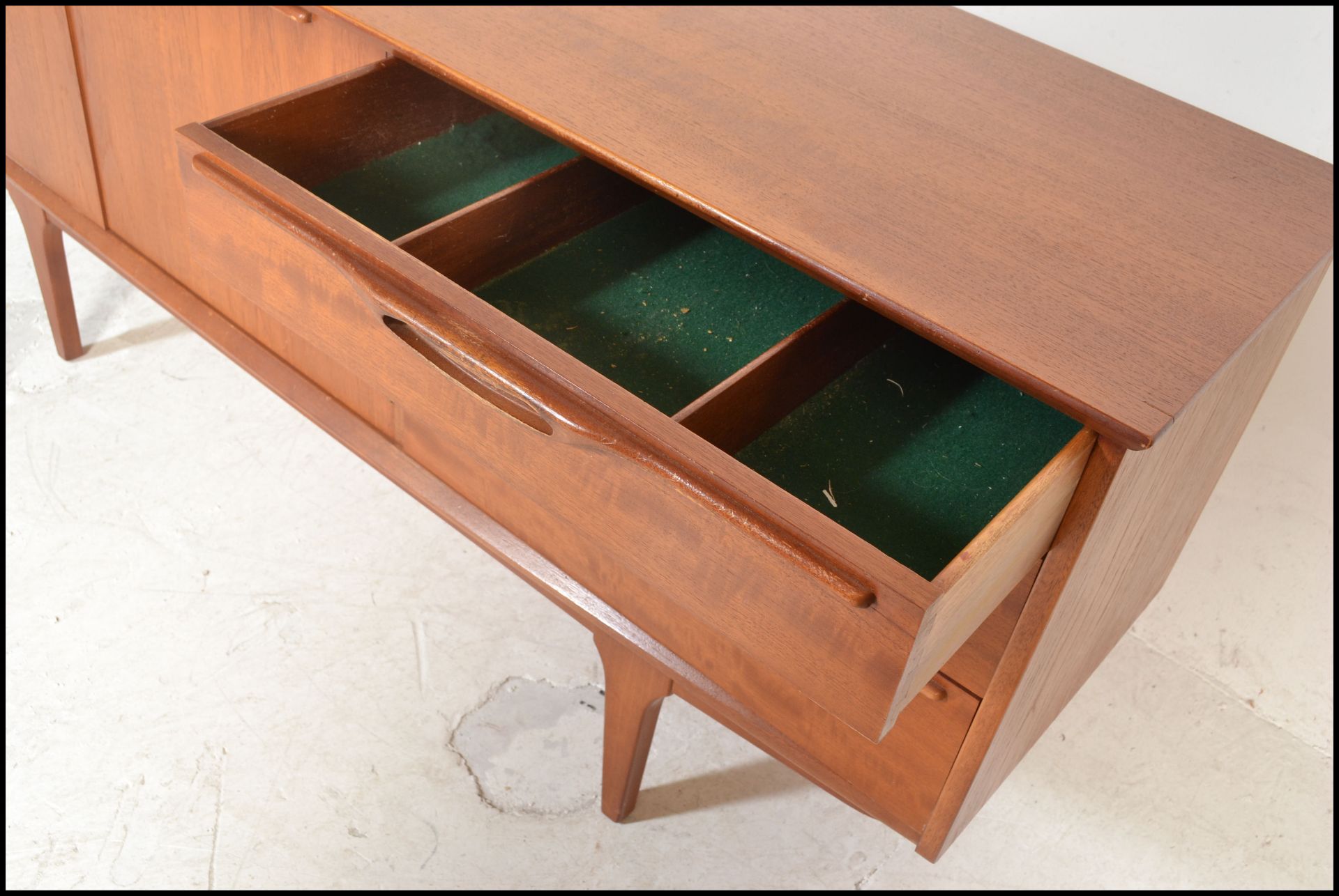 A mid 20th Century retro teak wood sideboard / credenza, having twin cupboard doors to left - Bild 6 aus 9