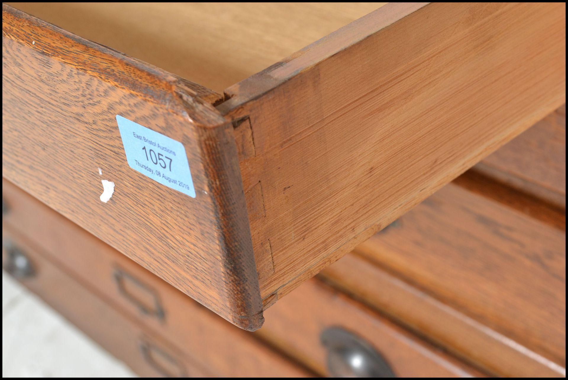 An early 20th century 1940's vintage industrial oak 8 drawer large architects plan chest of drawers. - Bild 8 aus 9