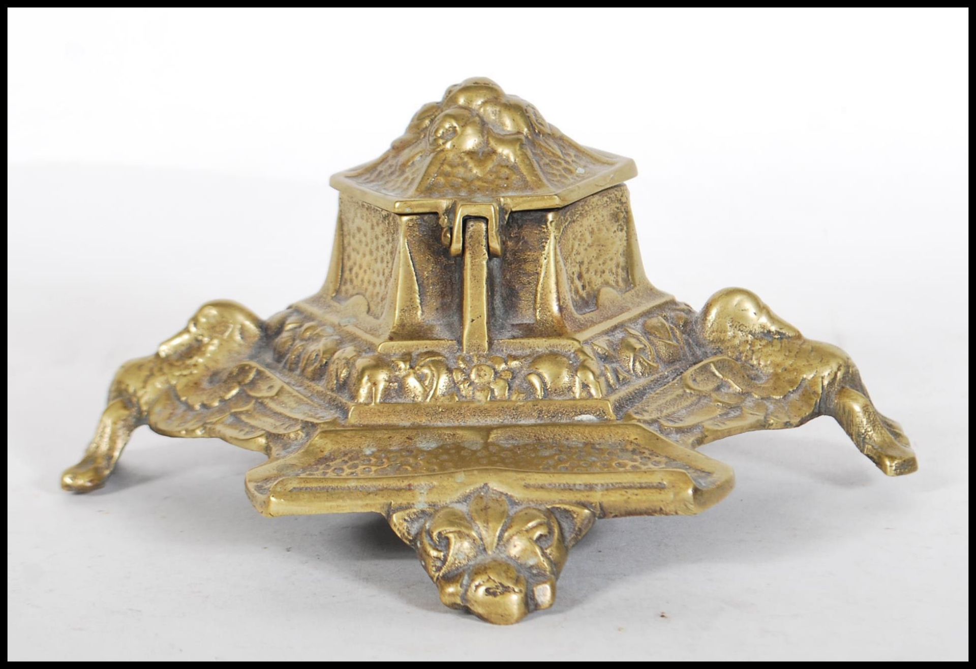 An early 20th Century cast brass inkwell of stepped hexagonal form decorated with birds and floral - Bild 3 aus 7