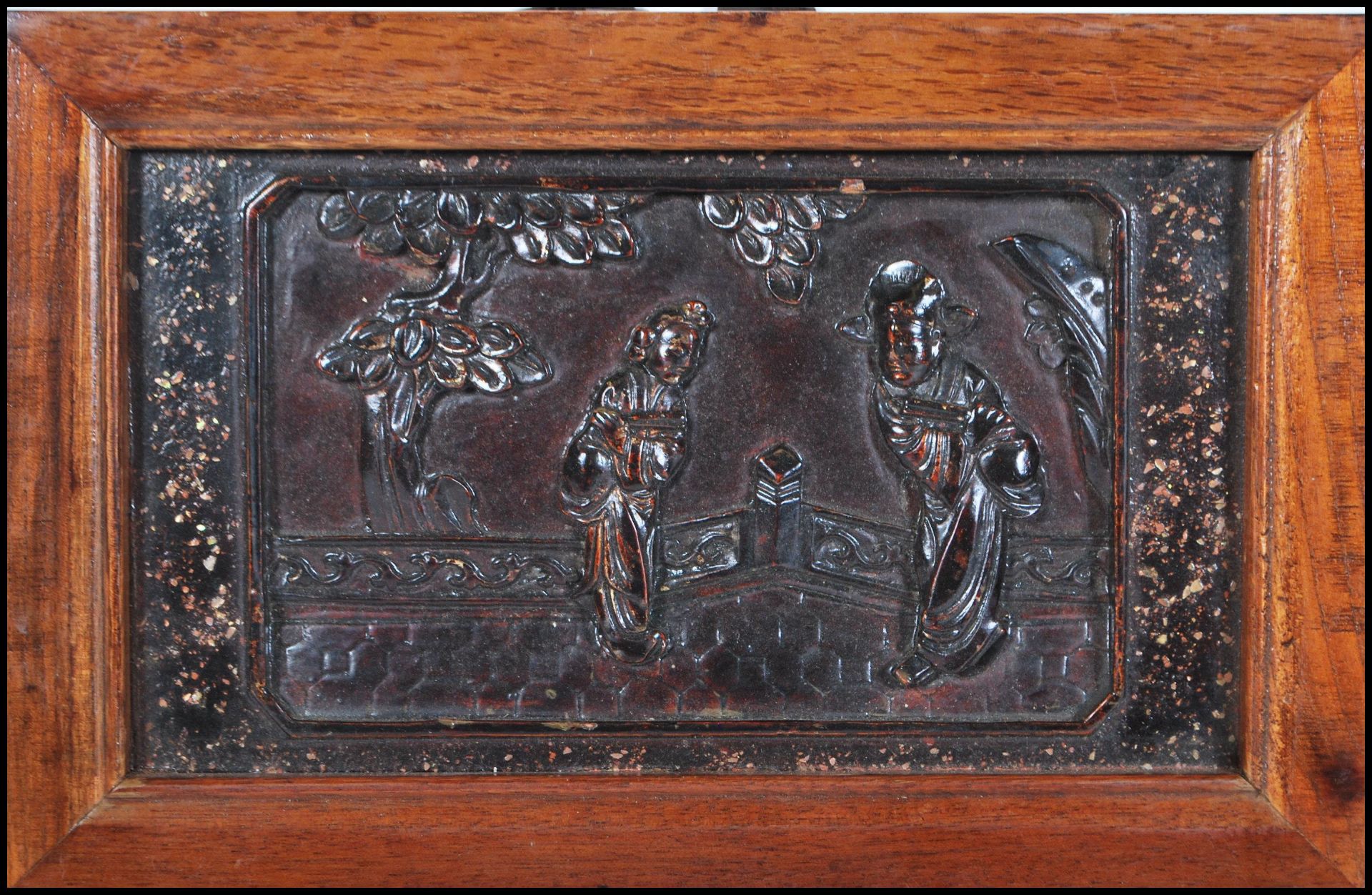 A pair of 19th century Chinese lacquer panels featuring relief scenes of villagers within modern - Bild 2 aus 4