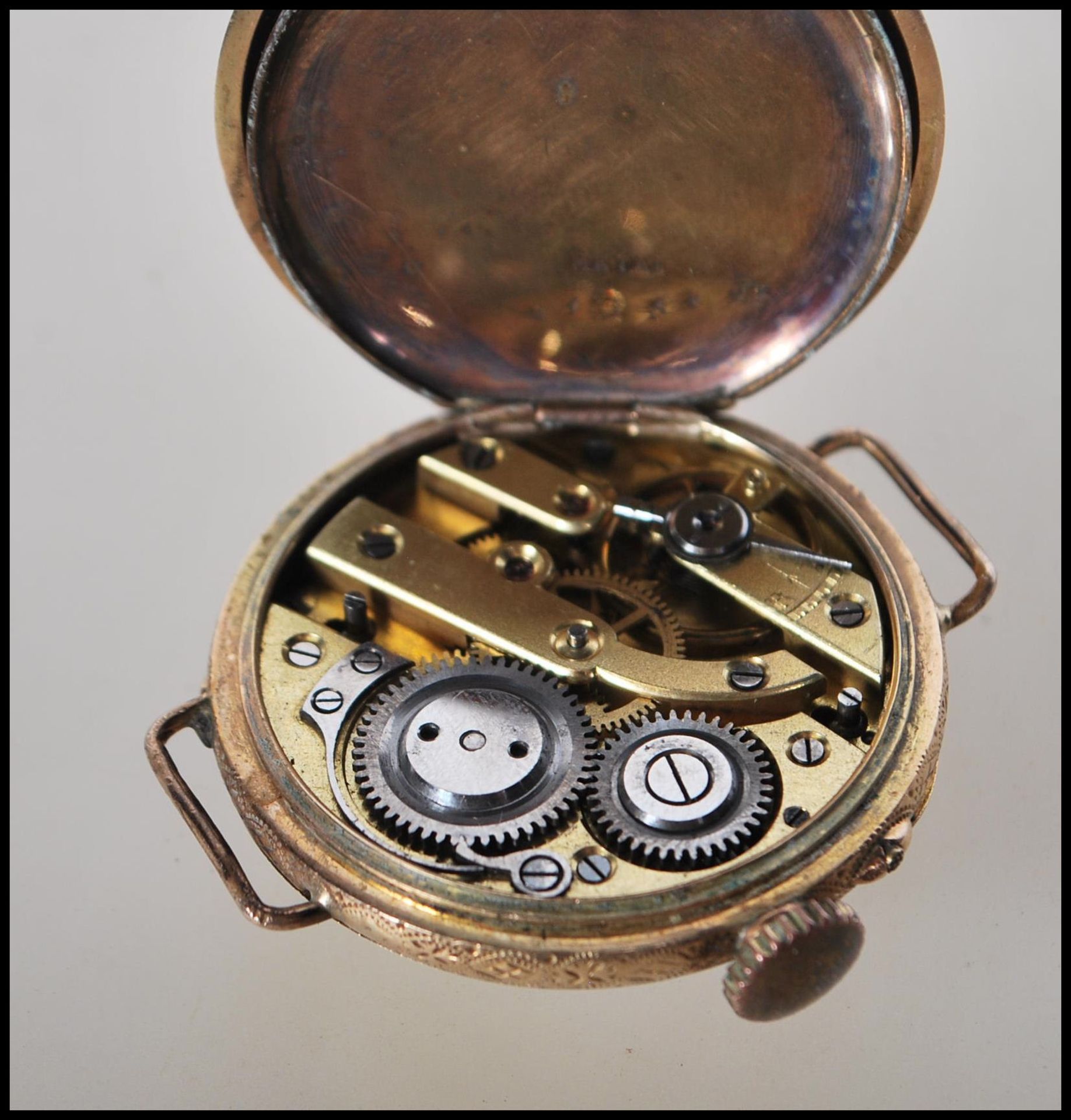 A marked 14ct gold wrist watch having chase decoration to front and verso with central monogrammed - Bild 8 aus 8
