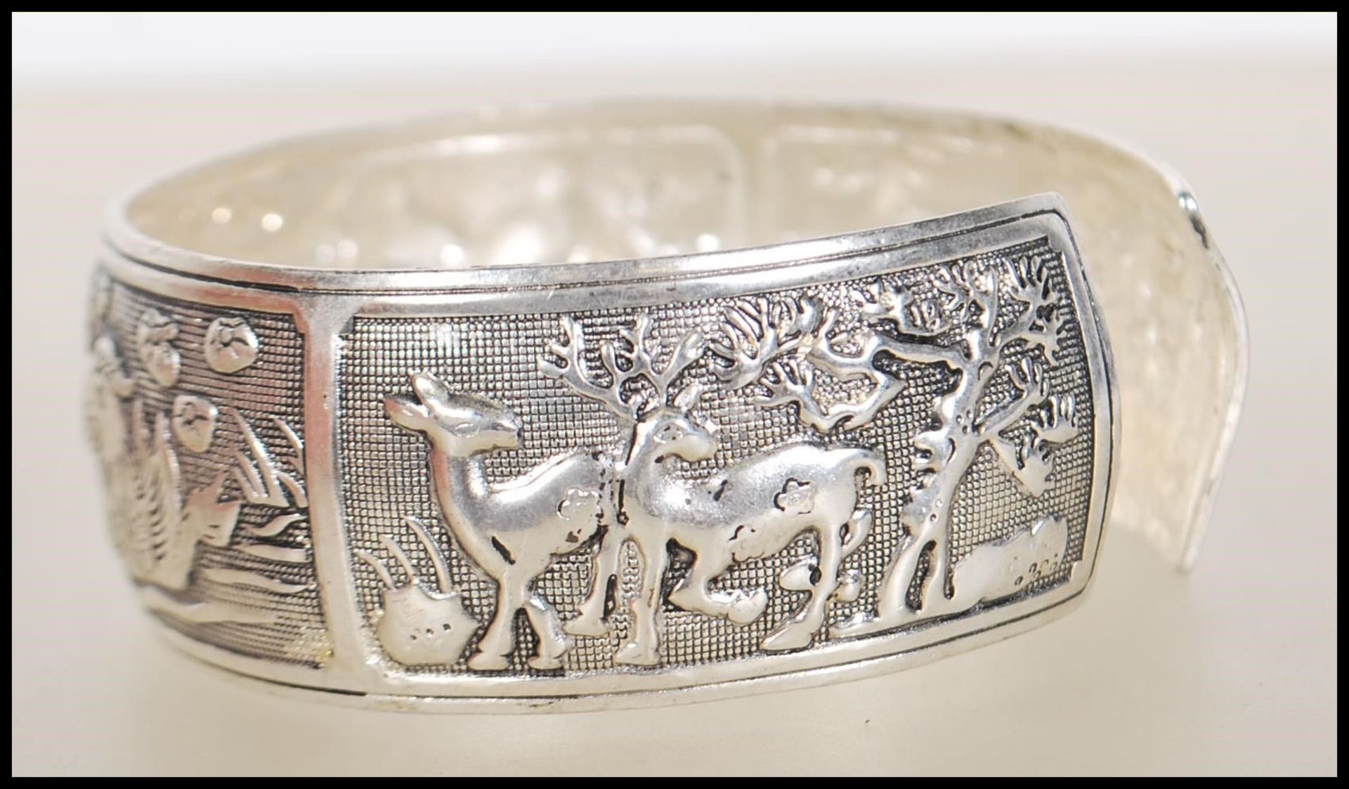 A Chinese silver white metal bangle / bracelet being repousse decorated with ducks, deers, birds and - Bild 5 aus 7