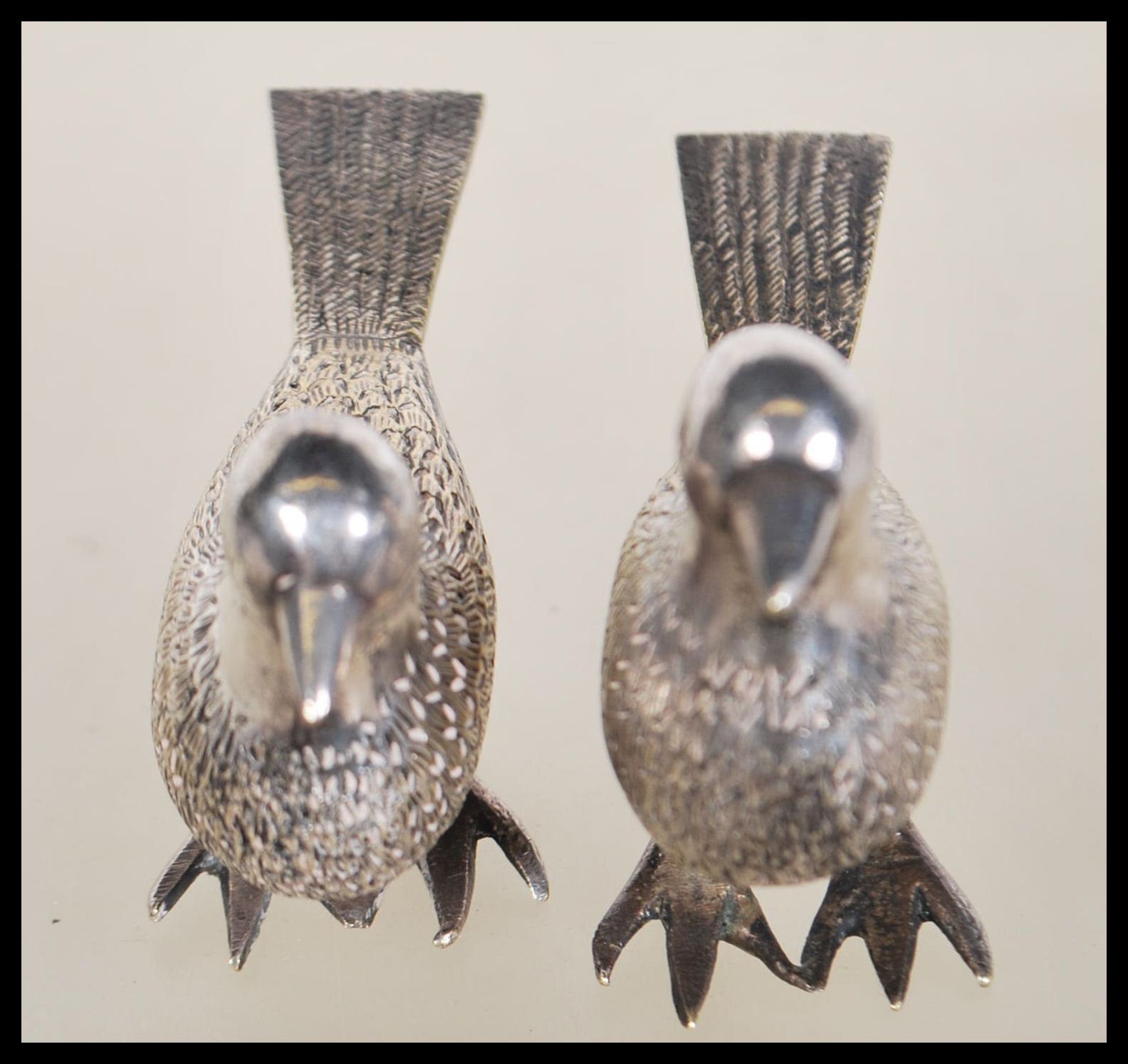 A pair of silver white metal salt and pepper condiments in the form of birds having engraved - Bild 2 aus 5