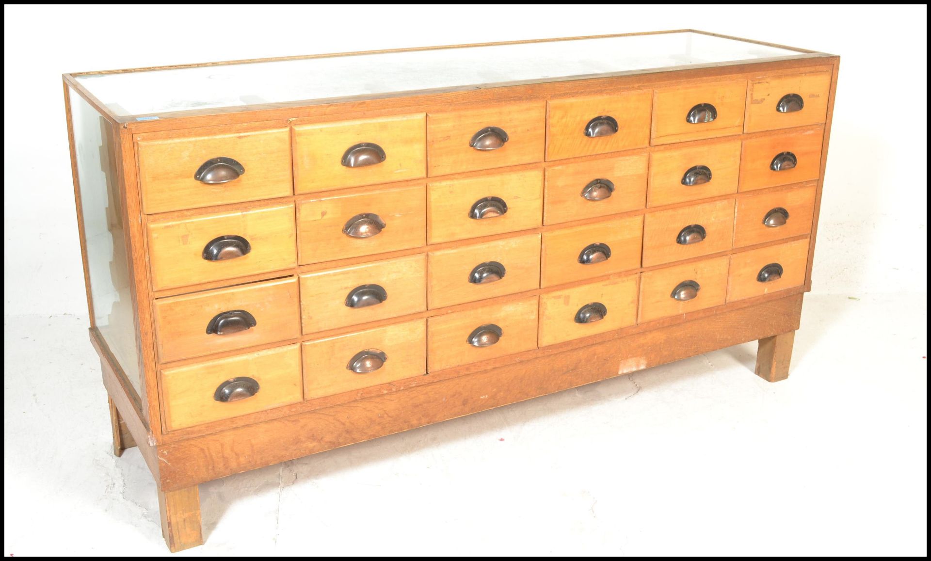 A good early 20th century 1930's Art Deco golden oak multi drawer vintage haberdashery shop - Bild 2 aus 10