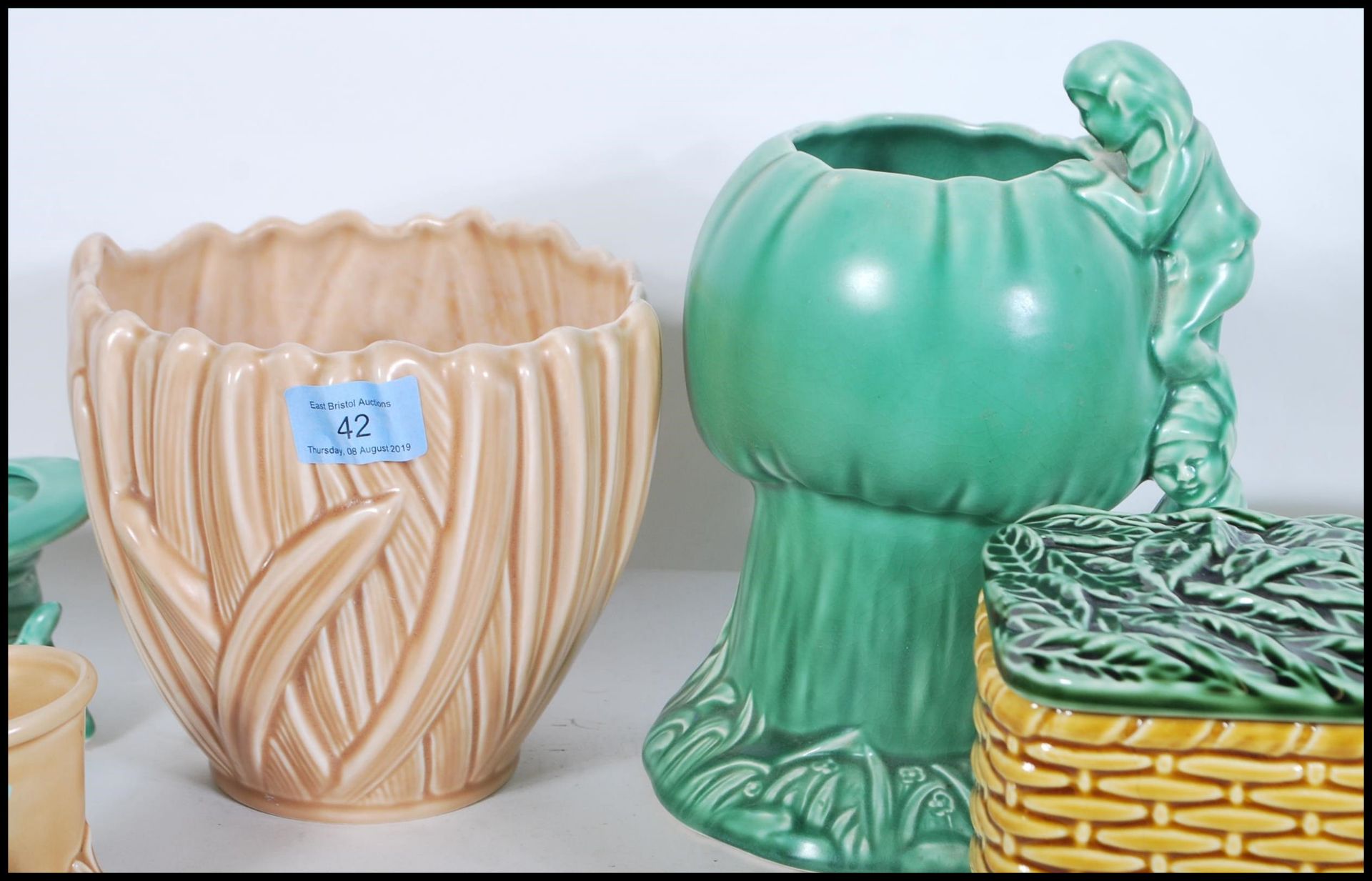 A collection of vintage 20th Century Art Deco and later ceramics by Sylvac to include vases, - Bild 3 aus 8