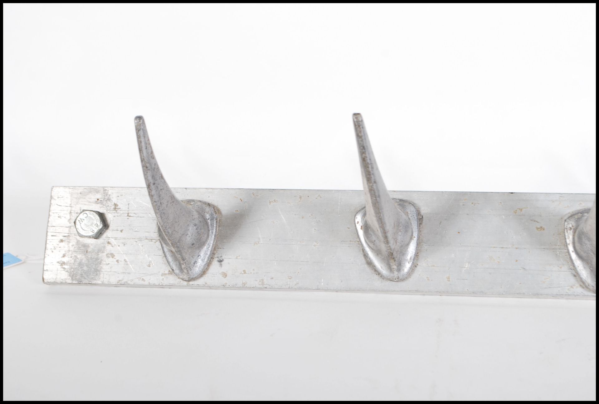 A metal 20th Century wall hanging coat rack having Rhino horn shaped hooks. Five hooks in total. - Bild 2 aus 4