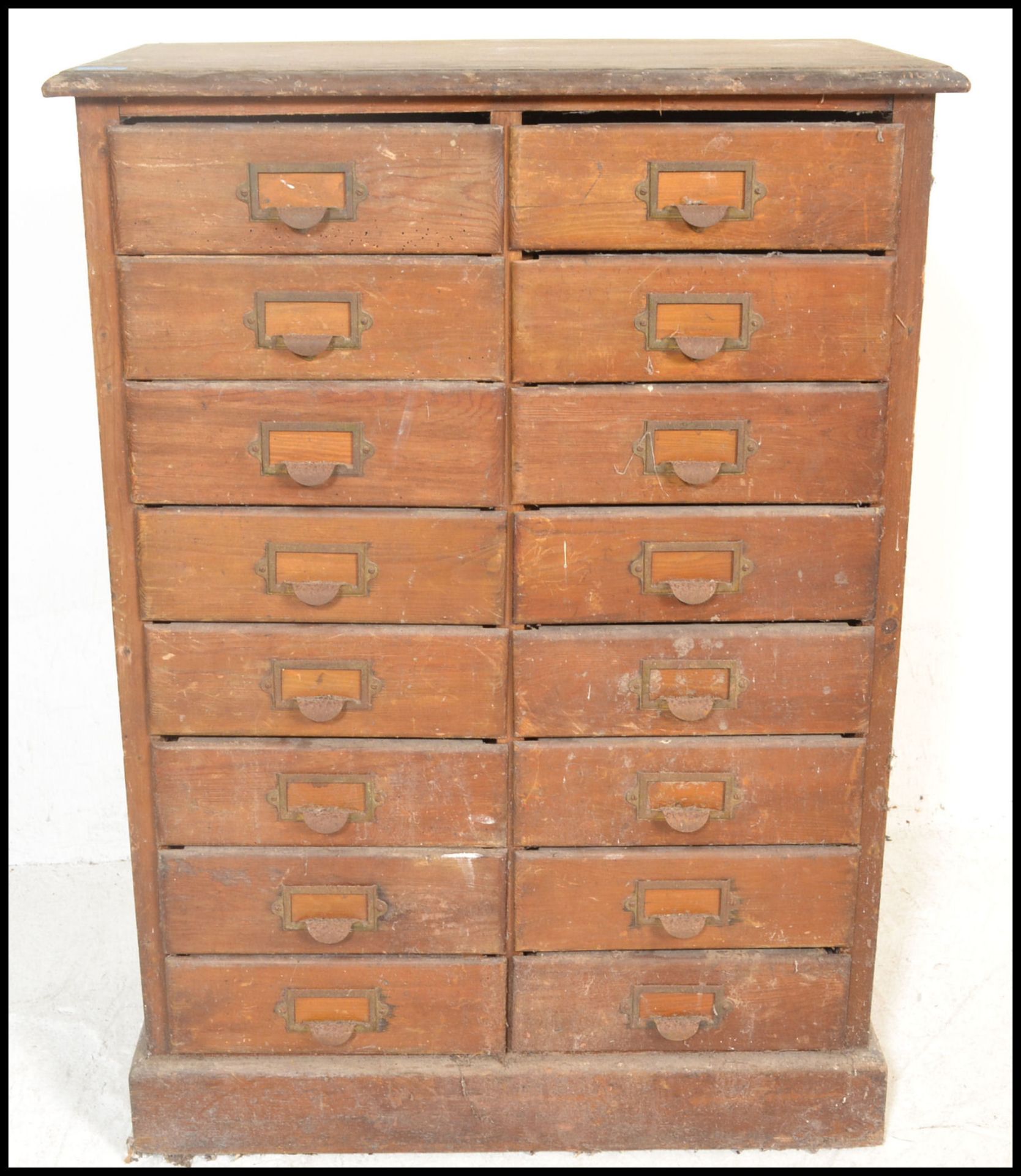 A 20th Century Industrial pine multi drawer tool chest / filing cabinet consisting of sixteen - Bild 4 aus 6