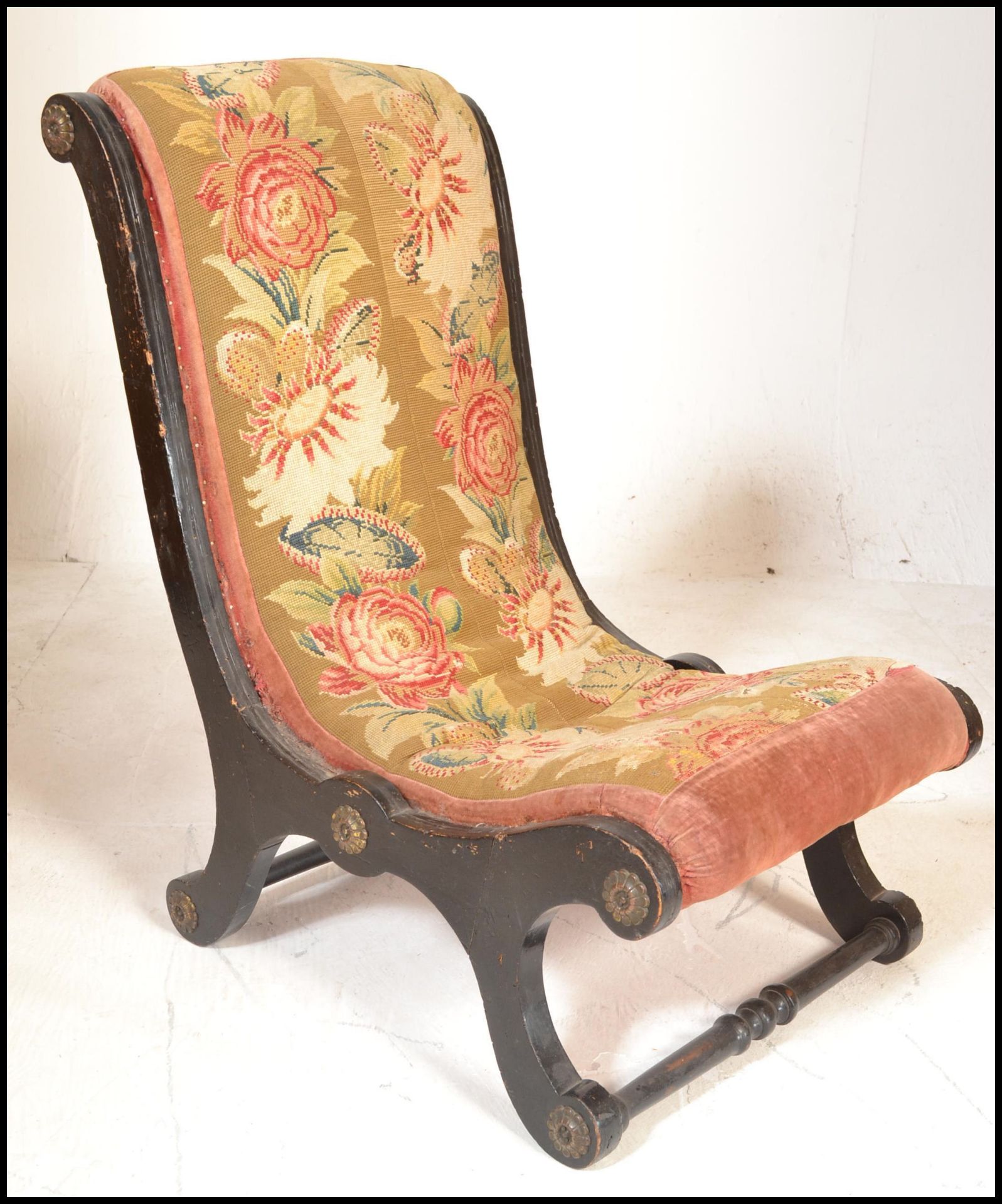 A 19th Century ebonised parcel gilt frame nursing slipper chair, button back upholstered seat pad - Bild 2 aus 6