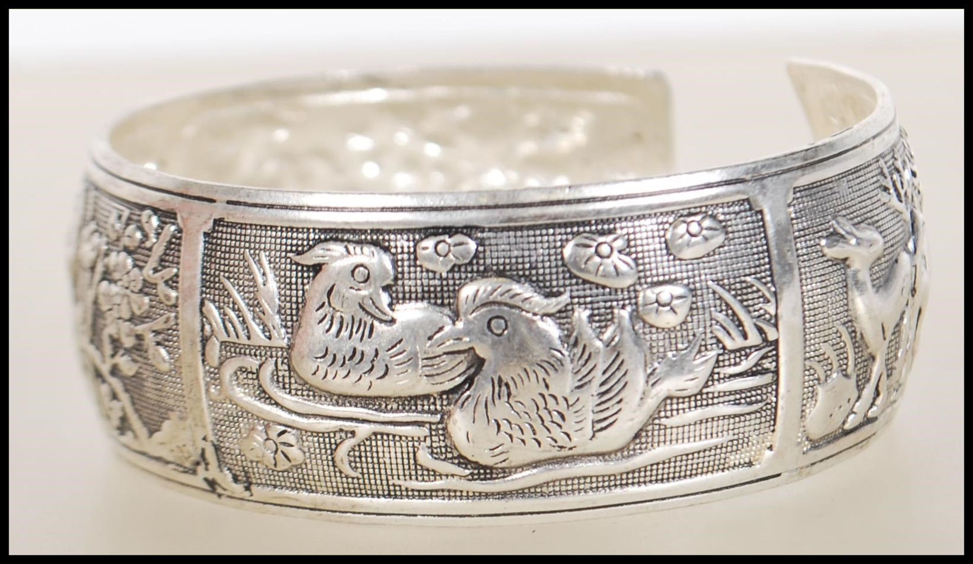 A Chinese silver white metal bangle / bracelet being repousse decorated with ducks, deers, birds and - Bild 6 aus 7
