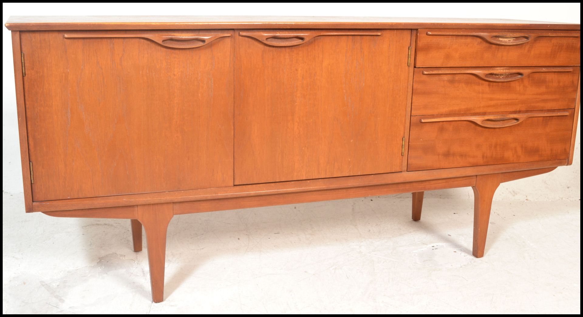 A mid 20th Century retro teak wood sideboard / credenza, having twin cupboard doors to left - Bild 2 aus 9