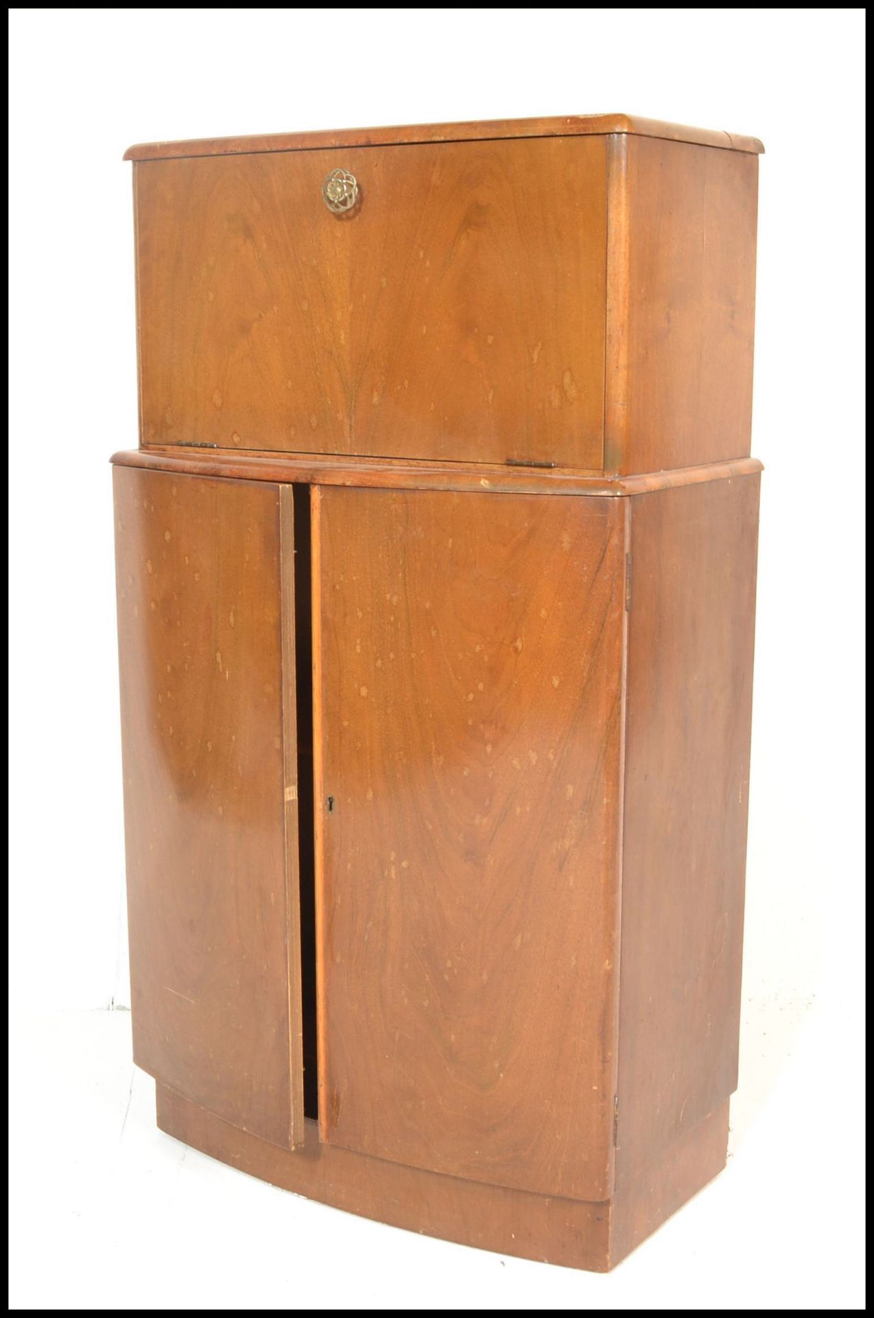 A mid century, post war Art Deco style walnut cocktail / drinks cabinet. Of bow front form raised on - Bild 5 aus 6