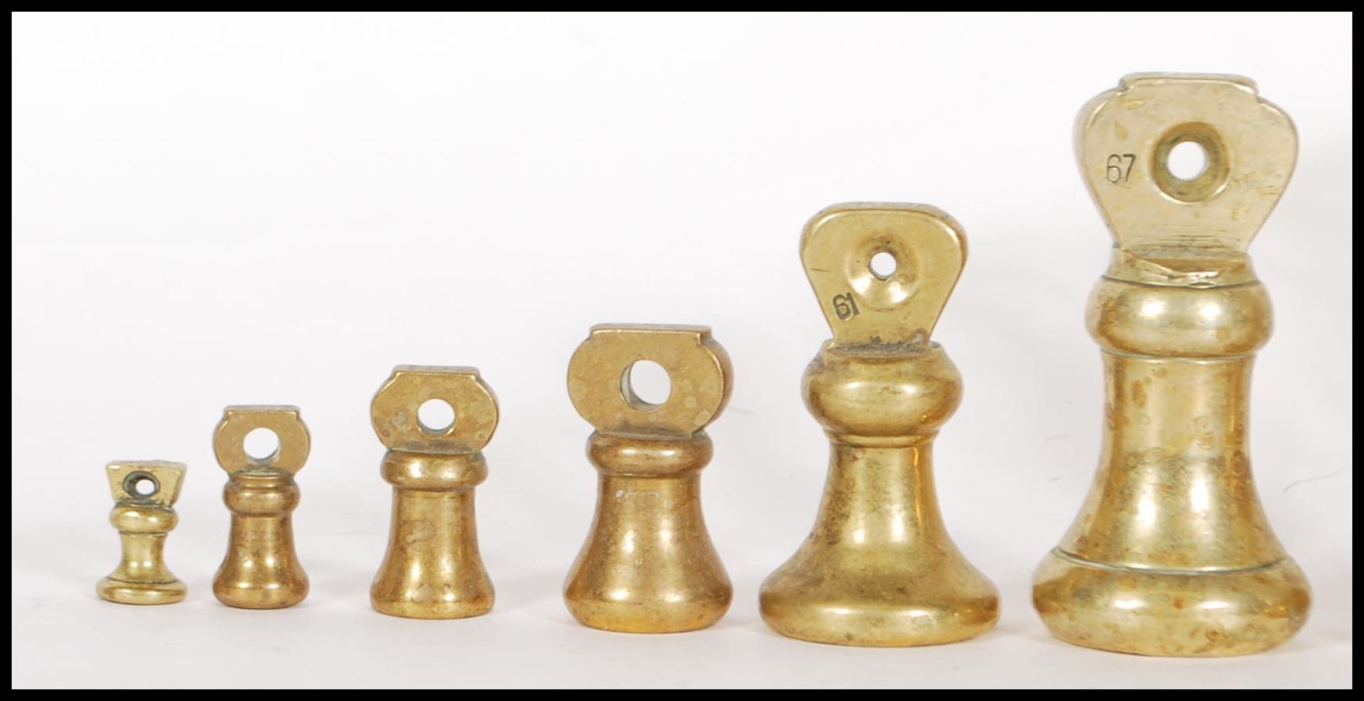 A selection of 20th century graduating brass bell weights having carrying handles atop, with the - Bild 2 aus 7