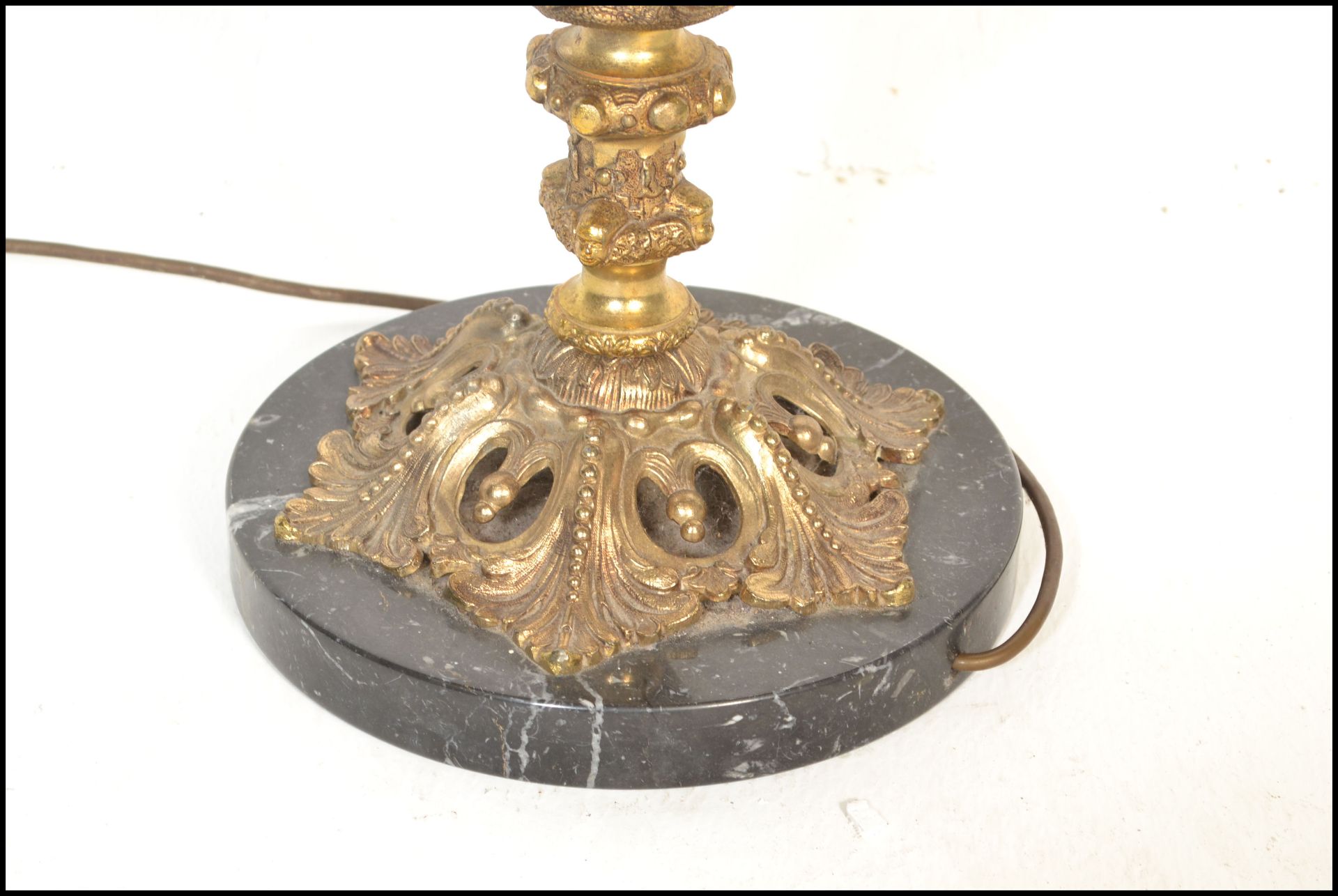 A large 20th Century twin handled gilt metal table lamp of urn shape form having pictorial relief - Bild 5 aus 5