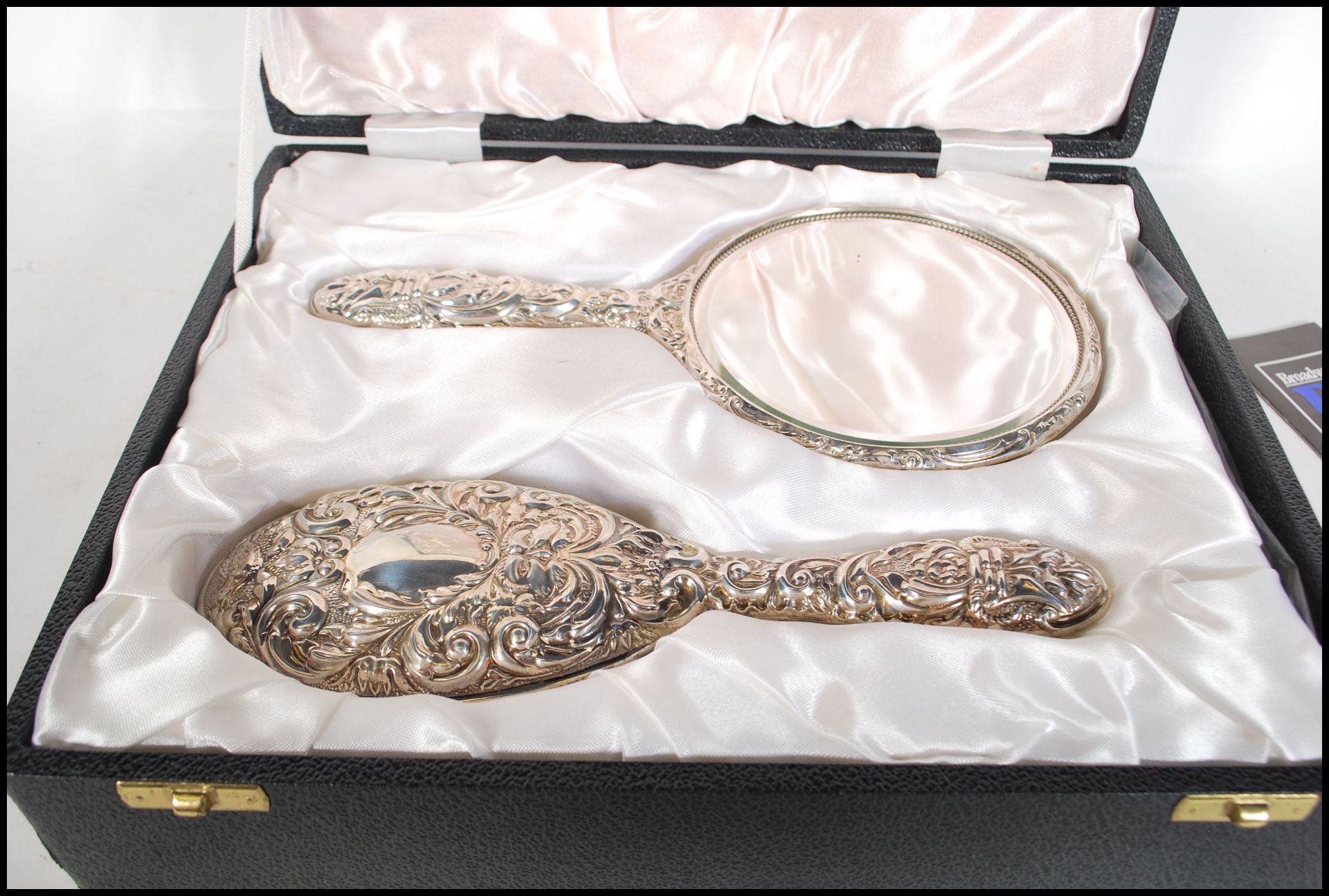 A Broadway silver backed dressing table hair brush and mirror set, having repousse scrolled - Bild 2 aus 7