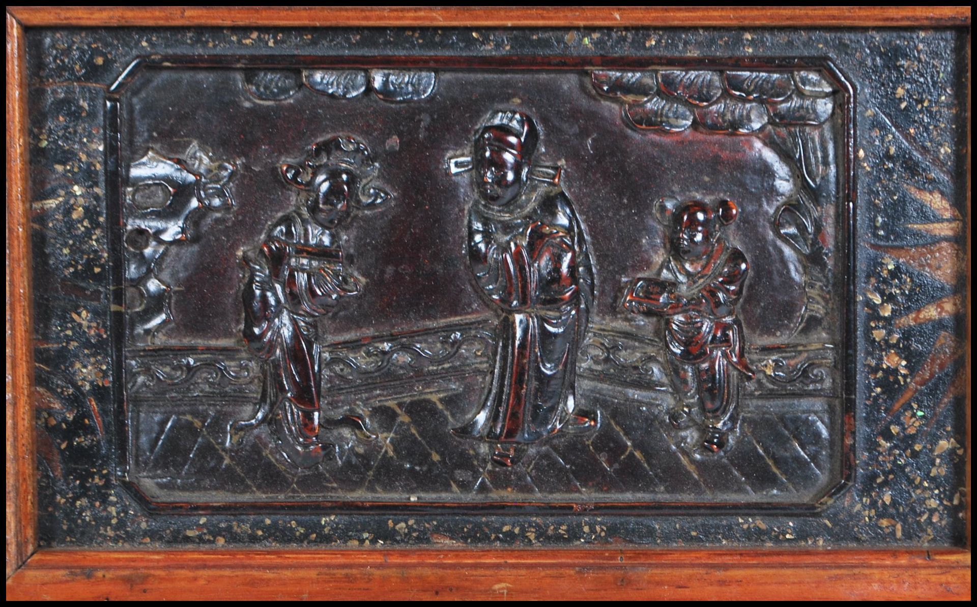 A pair of 19th century Chinese lacquer panels featuring relief scenes of villagers within modern - Bild 3 aus 4