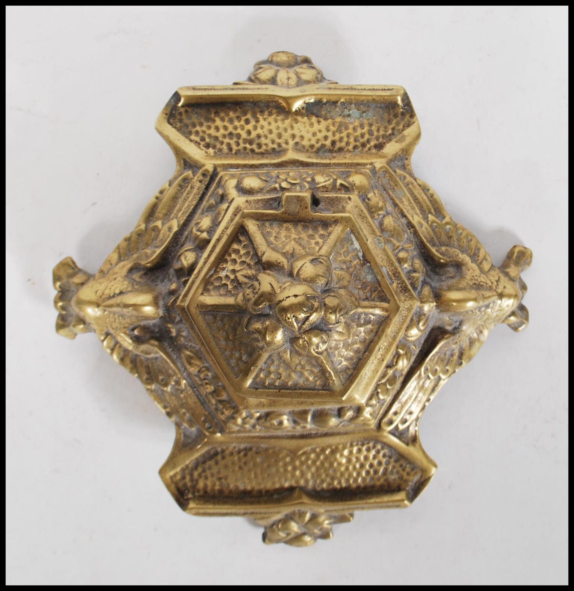 An early 20th Century cast brass inkwell of stepped hexagonal form decorated with birds and floral - Bild 5 aus 7