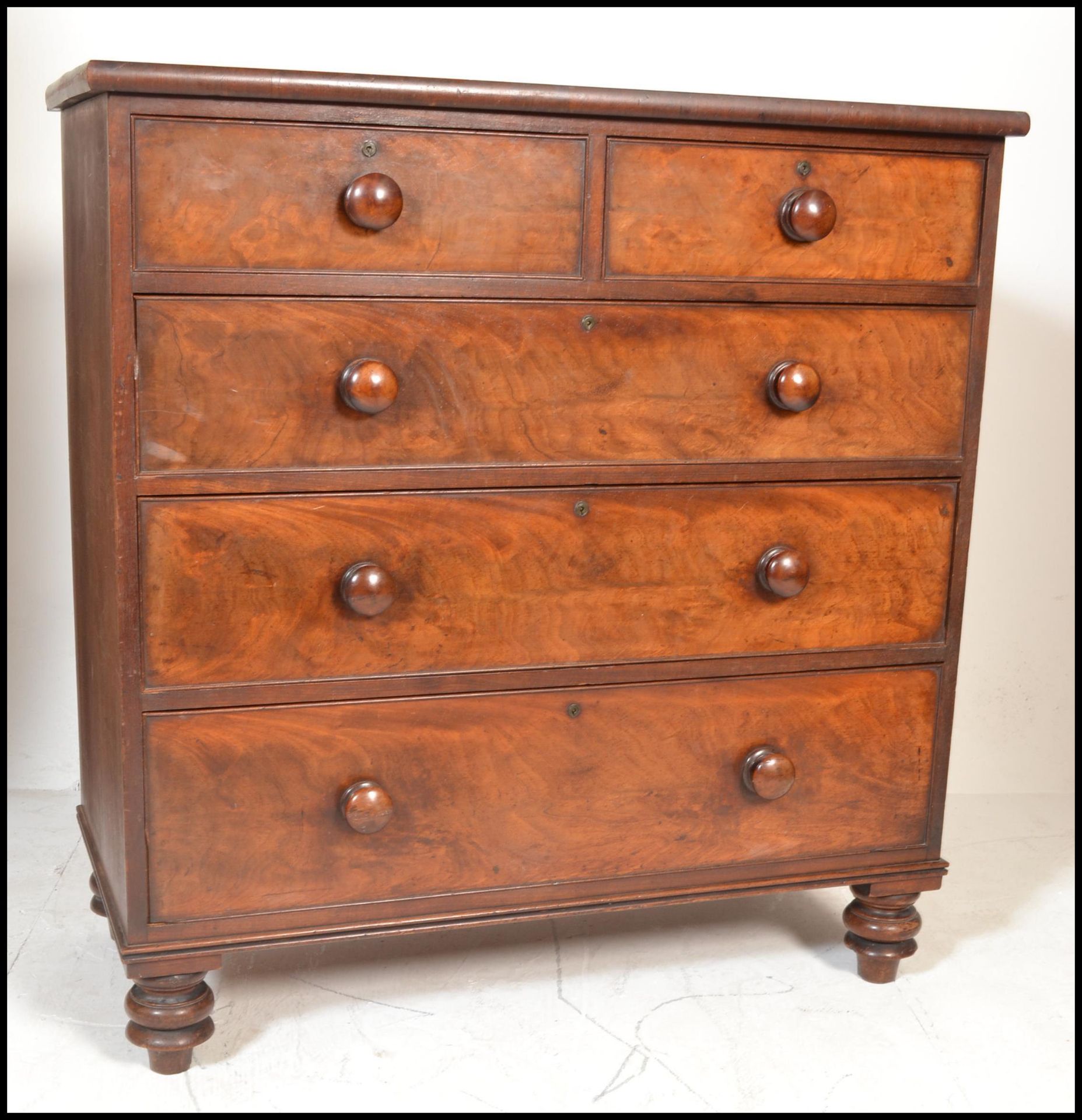 A 19th Century Victorian mahogany chest of drawers, flared top above two short drawers over three - Bild 4 aus 7