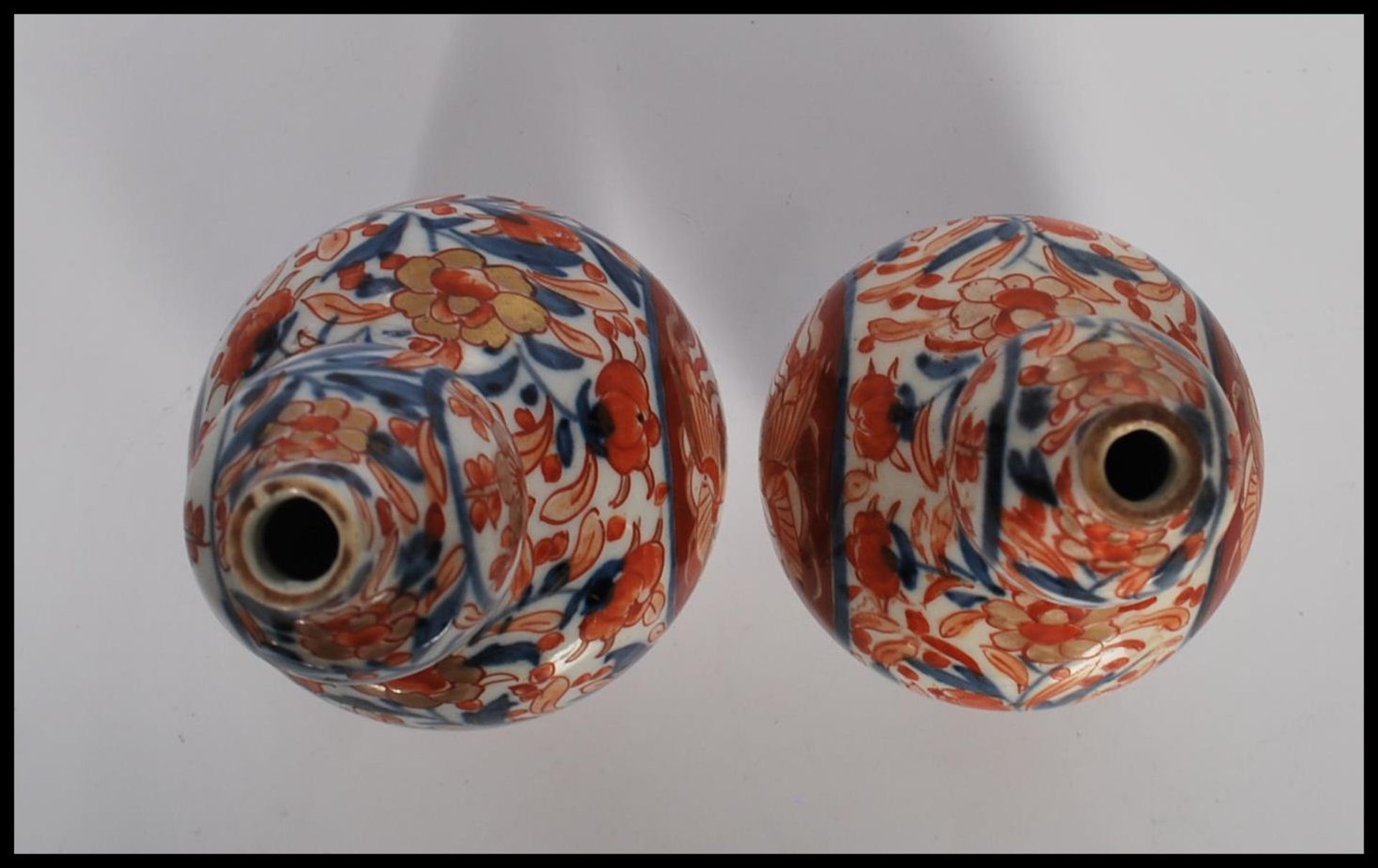 A pair of 19th Century Imari red, blue and white Japanese double gourd vases, having floral - Bild 5 aus 6