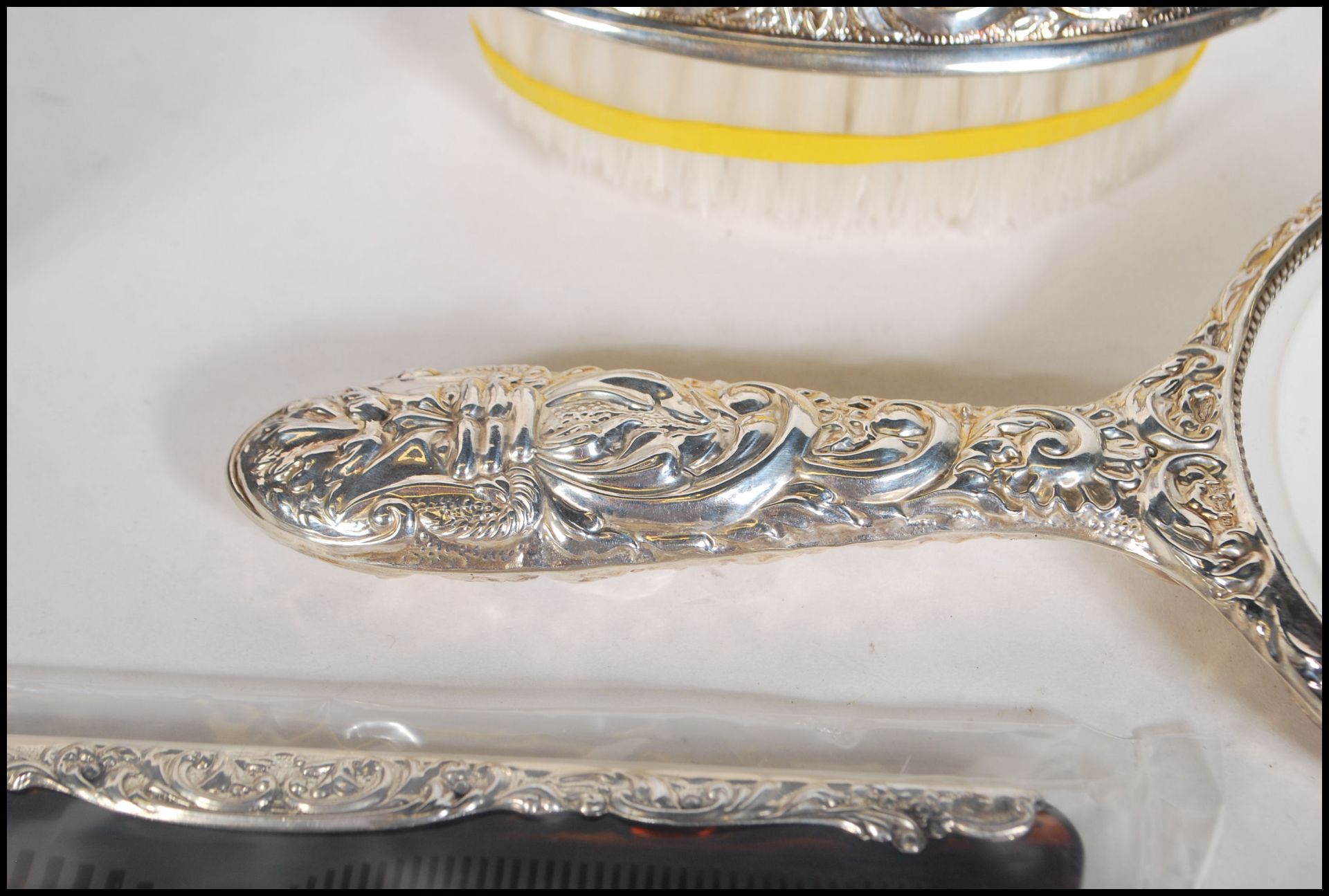 A Broadway silver backed dressing table hair brush and mirror set, having repousse scrolled - Bild 4 aus 7