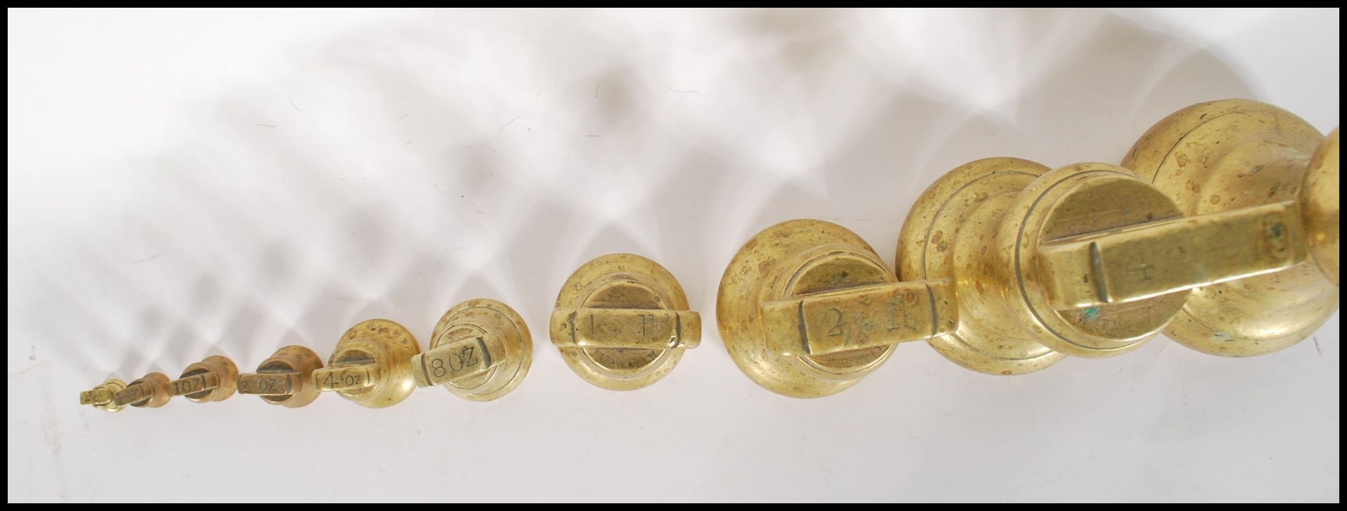 A selection of 20th century graduating brass bell weights having carrying handles atop, with the - Bild 6 aus 7