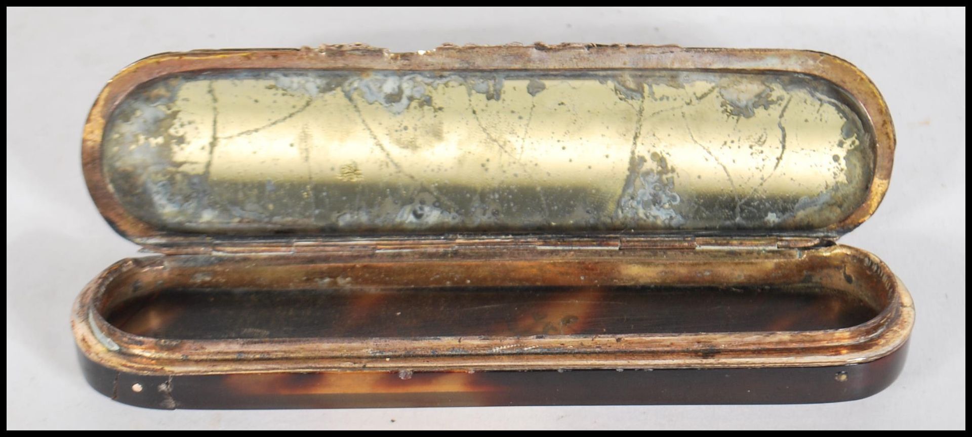 A 19th Century Georgian tortoiseshell toothpick box of elongated form opening to reveal a mirror - Bild 7 aus 7