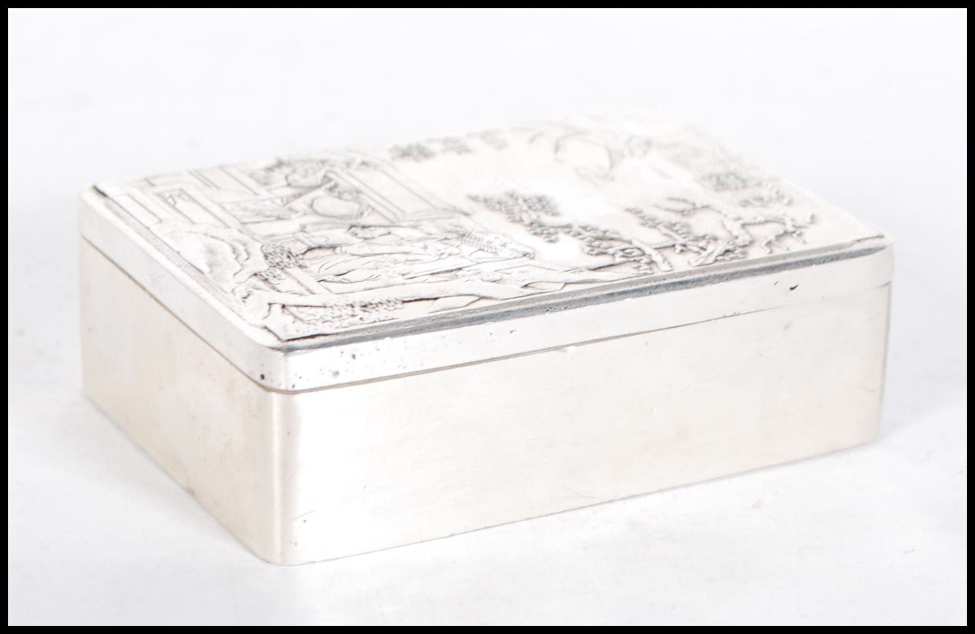 A silver white metal Chinese trinket box, the lid having relief oriental scene decoration - Bild 5 aus 5