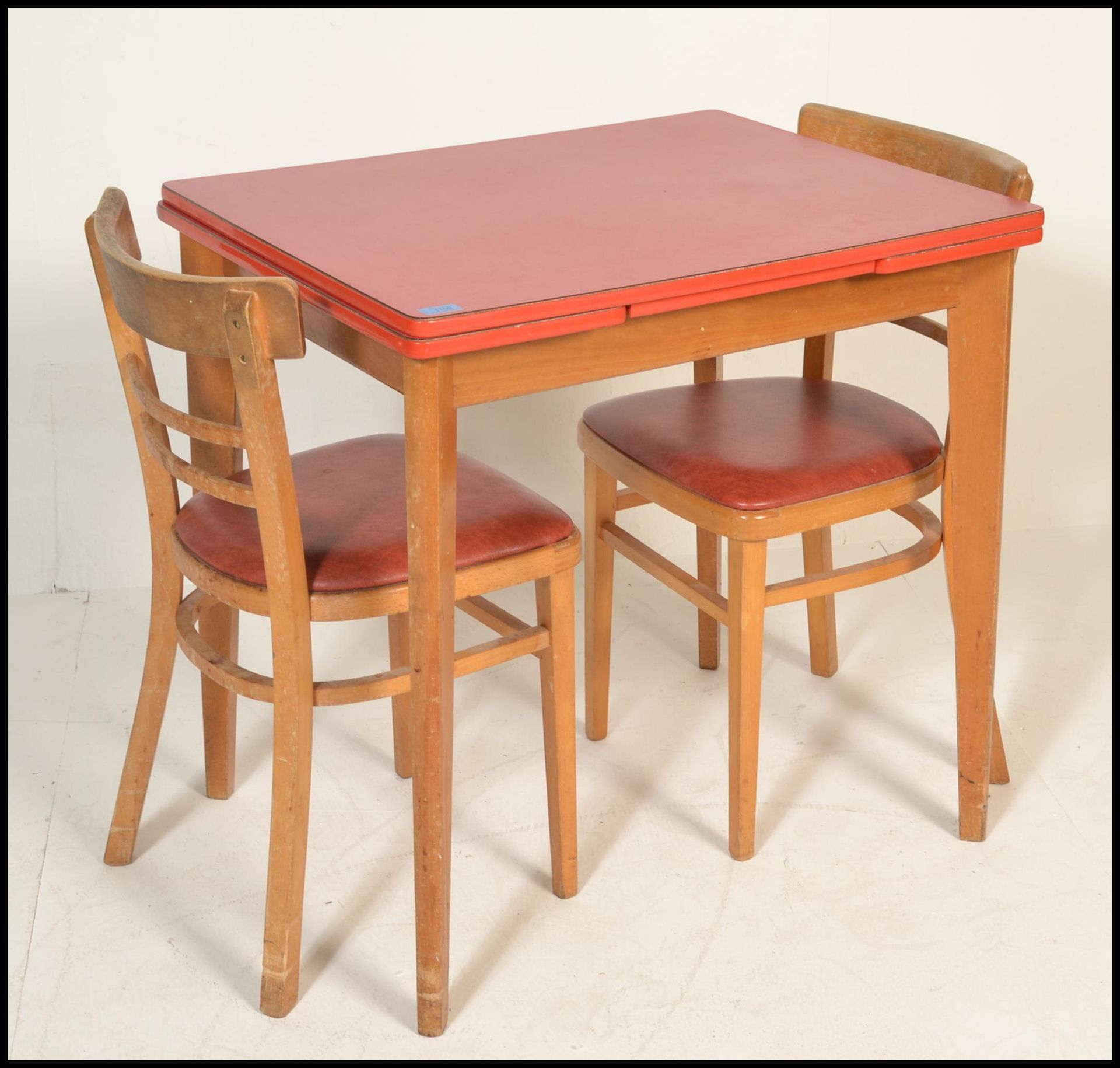 A retro mid century 1950's red formica and beech wood draw leaf dining table. The red formica top - Bild 2 aus 5