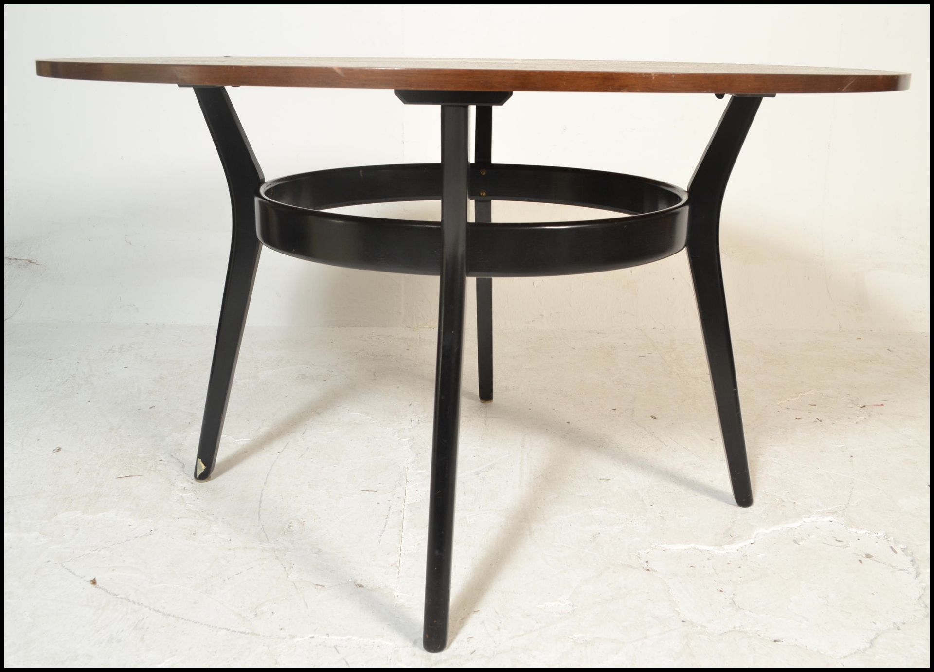 A 20th Century vintage teak wood and ebonised circular dining table  of sputnik / atomic form having - Bild 6 aus 7