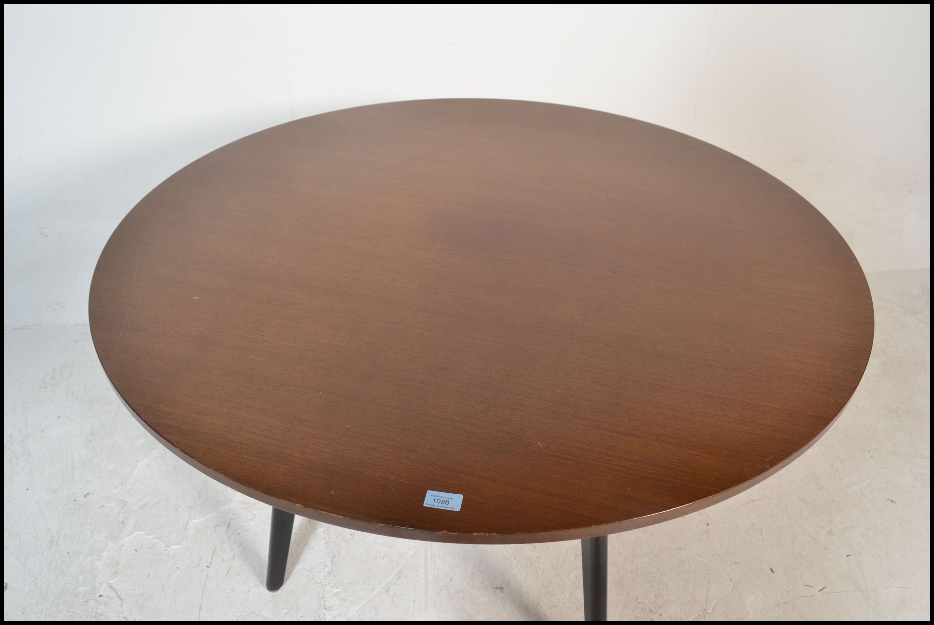 A 20th Century vintage teak wood and ebonised circular dining table  of sputnik / atomic form having - Bild 3 aus 7