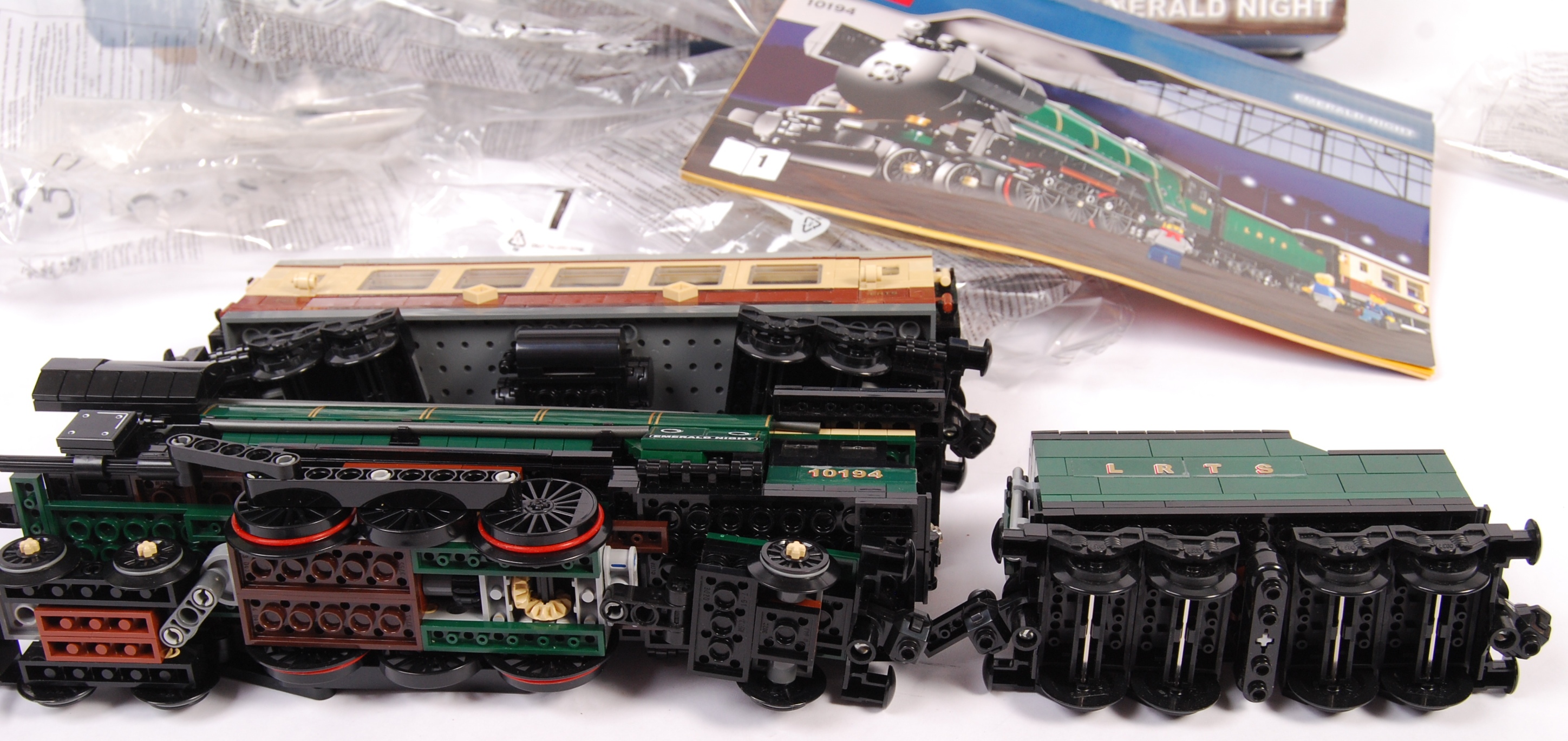 RARE LEGO ' EMERALD NIGHT ' BOXED TRAINSET SET 10194 - Image 5 of 5