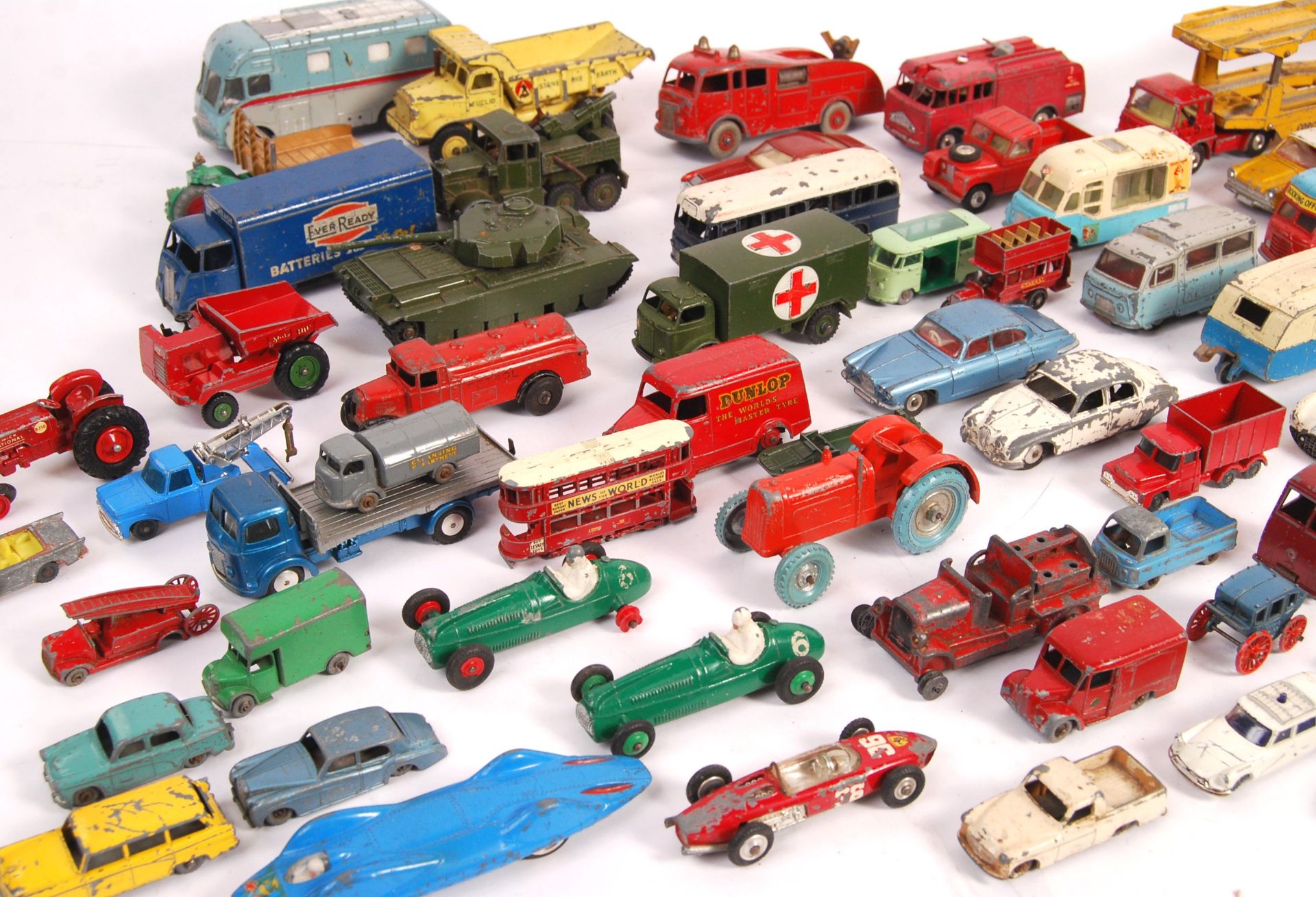 ASSORTED DIECAST SCALE MODEL VEHICLES CORGI, DINKY AND MORE - Bild 2 aus 6