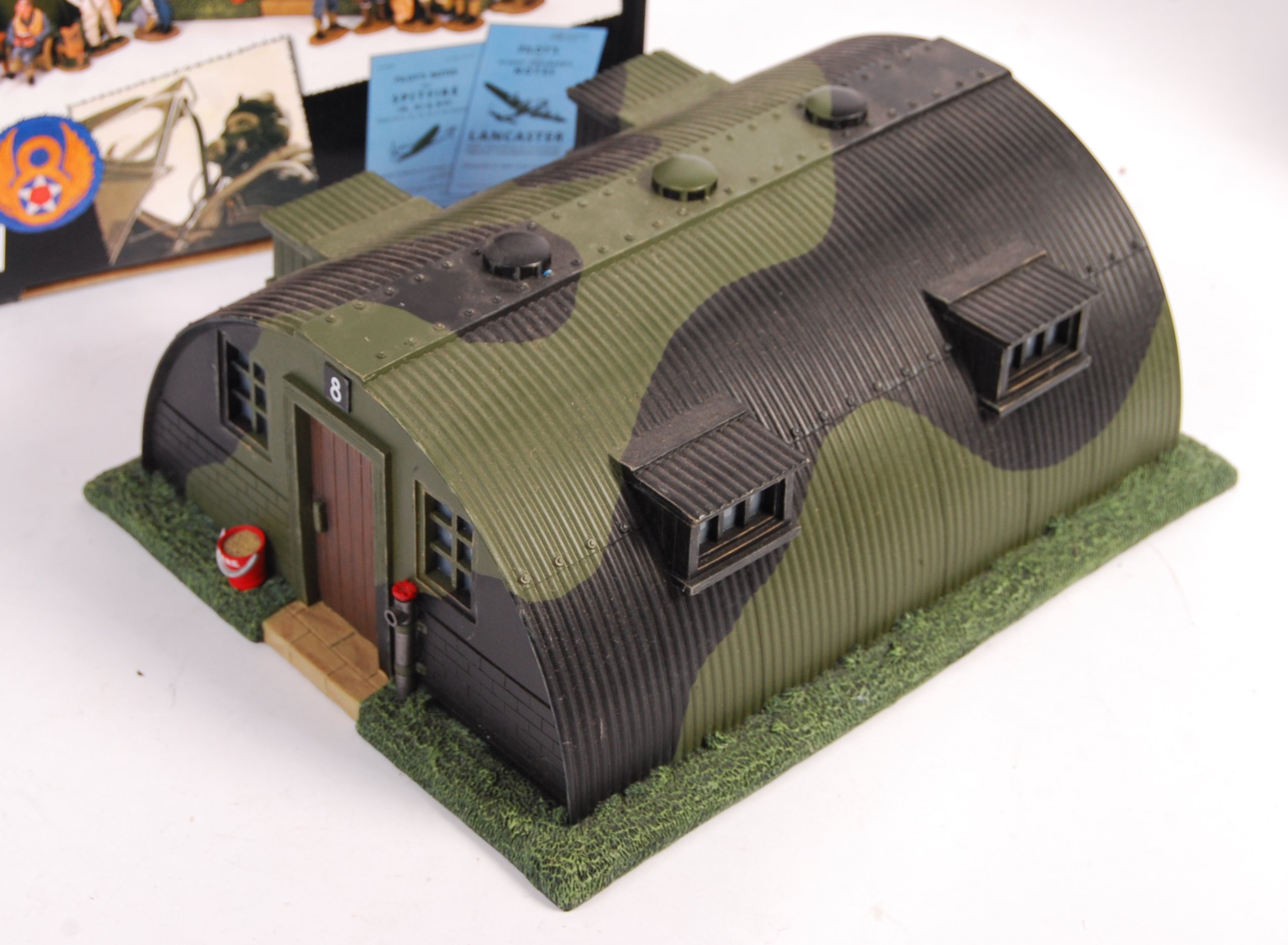 KING & COUNTRY BOXED 1:30 SCALE MODEL ROYAL AIR FORCE HUT - Image 2 of 5