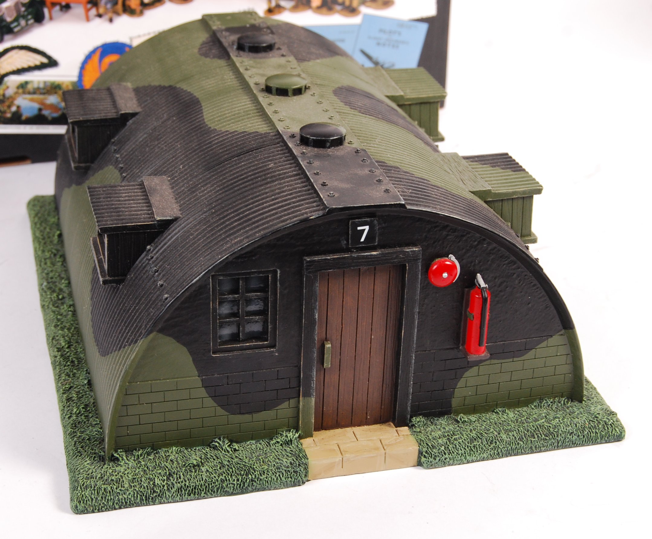 KING & COUNTRY BOXED 1:30 SCALE MODEL ROYAL AIR FORCE HUT - Image 4 of 5