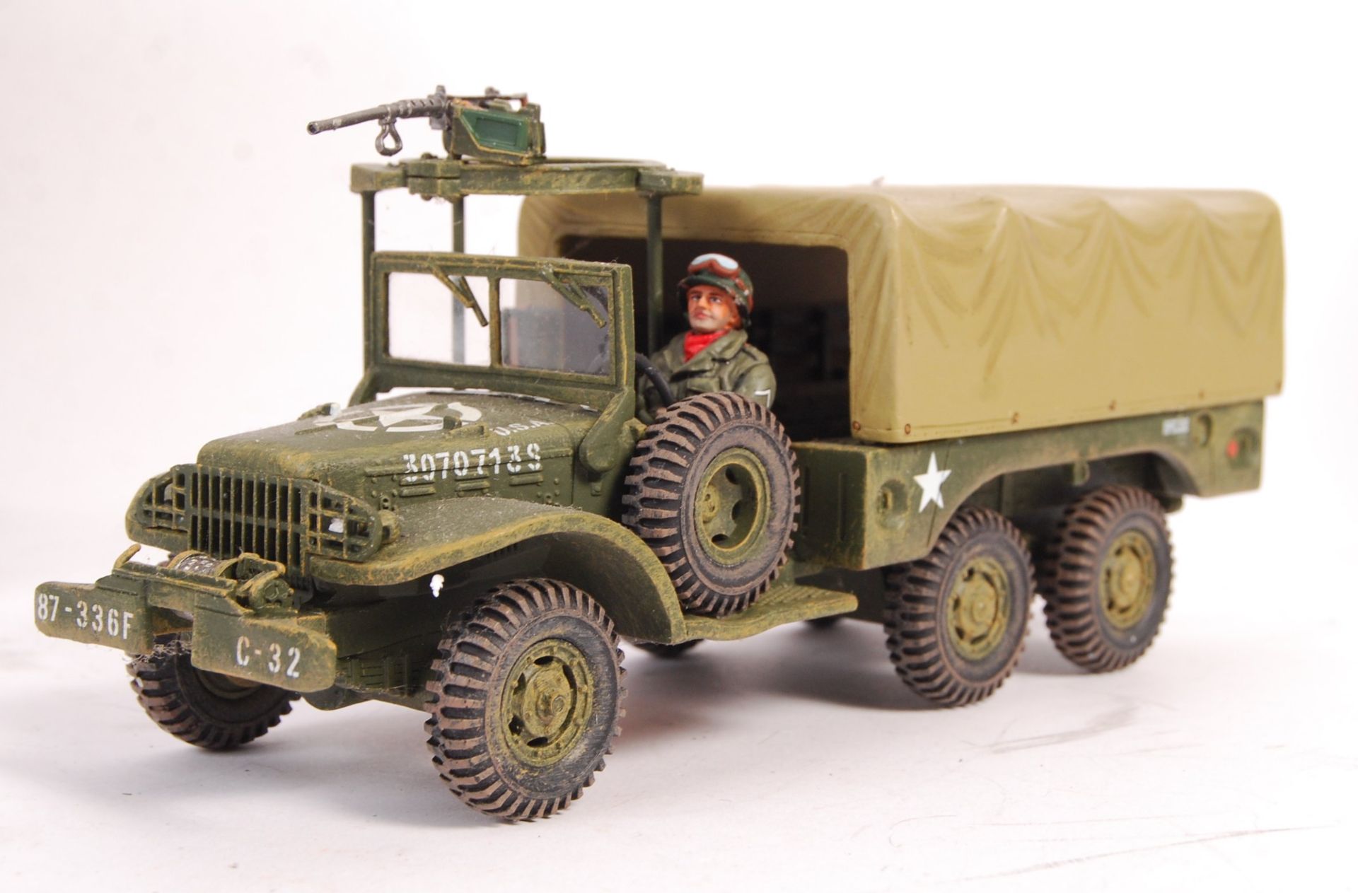 KING & COUNTRY BOXED 1:30 SCALE MODEL BATTLE OF THE BULGE VEHICLE