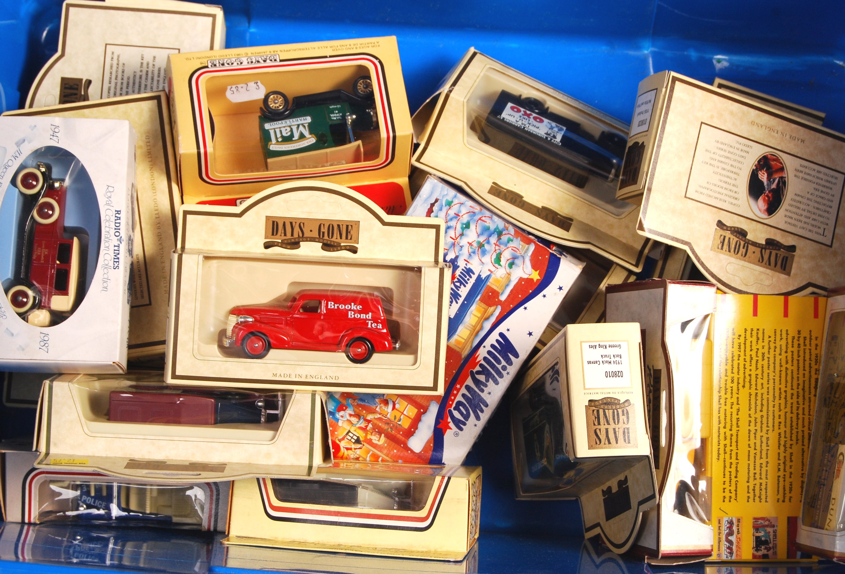 COLLECTION OF ASSORTED BOXED DIECAST - LLEDO, VANGUARDS ETC - Image 2 of 4