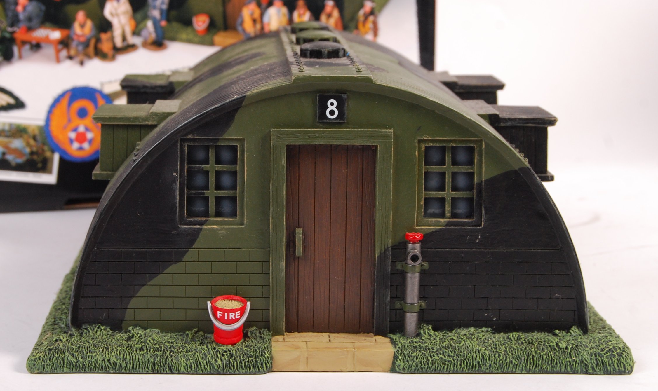 KING & COUNTRY BOXED 1:30 SCALE MODEL ROYAL AIR FORCE HUT - Image 3 of 5
