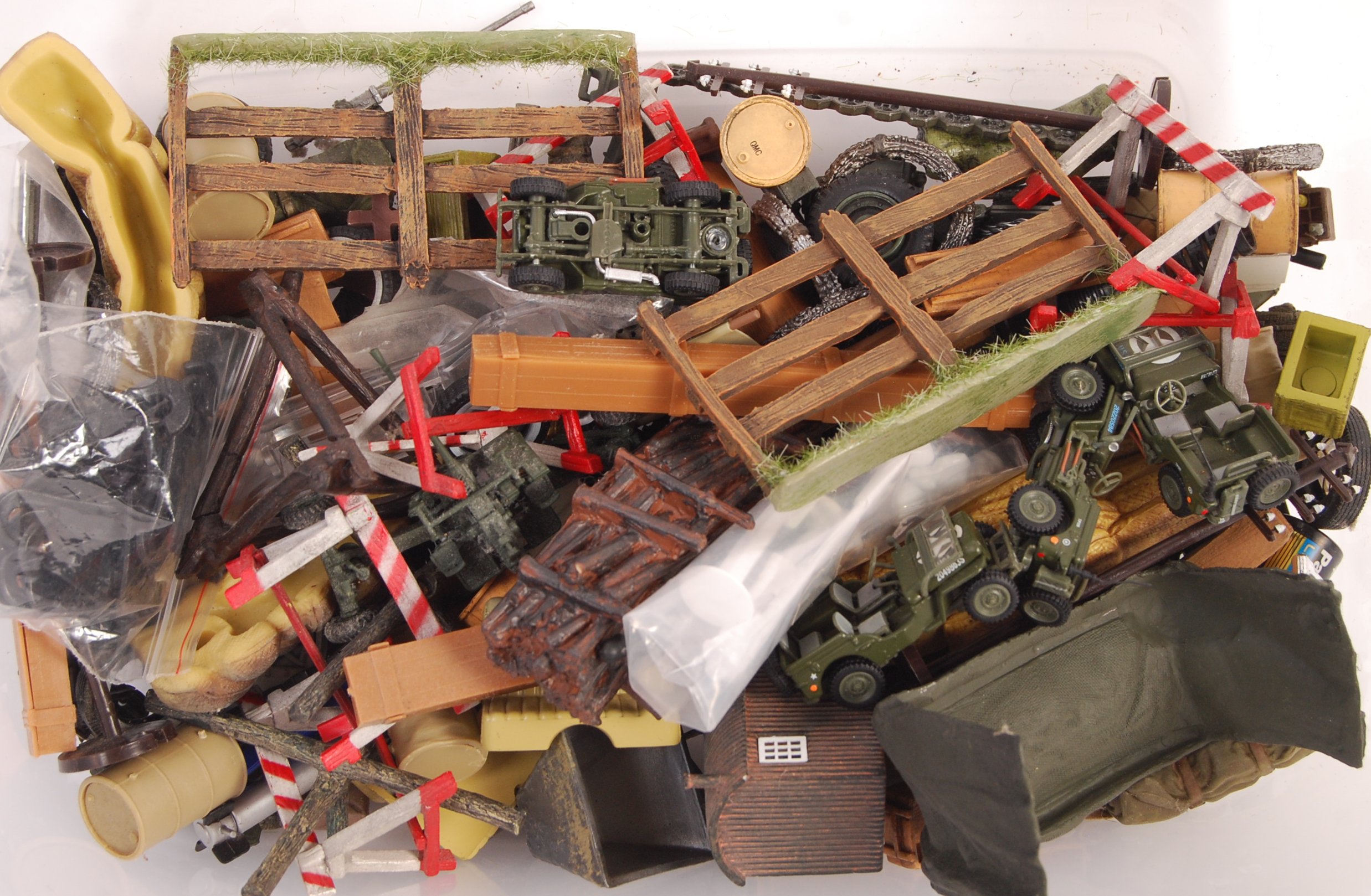 ASSORTED SCALE MODEL MILITARY ACCESSORIES, FIGURES & DIECAST - Image 2 of 3