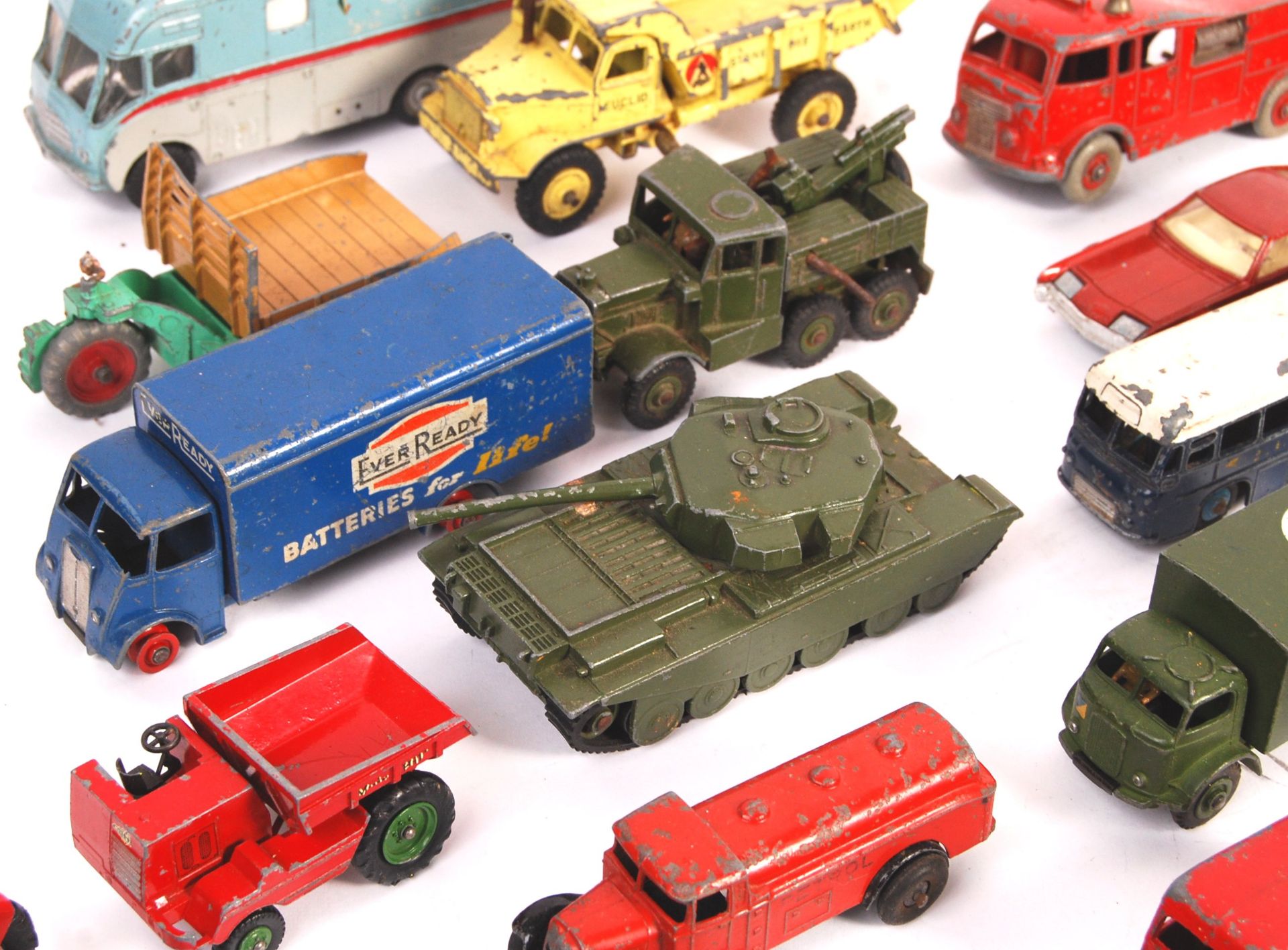 ASSORTED DIECAST SCALE MODEL VEHICLES CORGI, DINKY AND MORE - Bild 6 aus 6