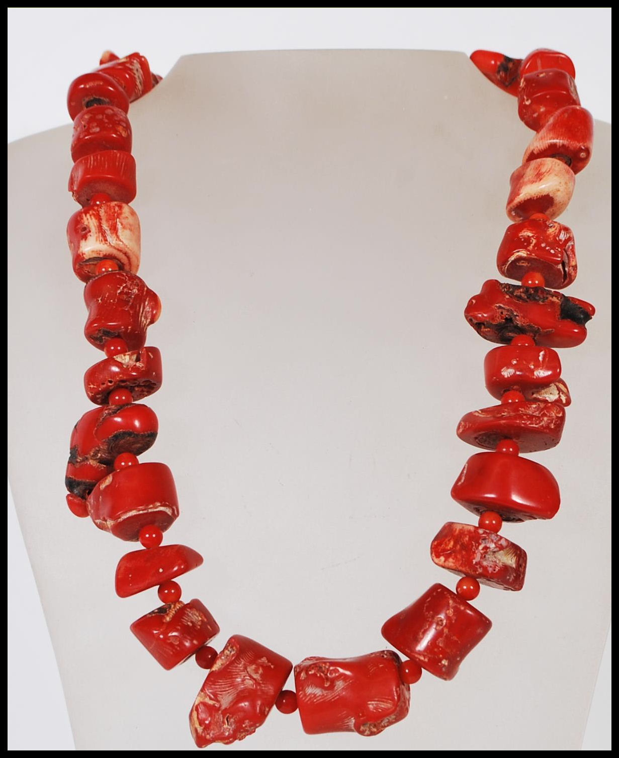 A vintage coral necklace consisting of threaded co - Image 3 of 6