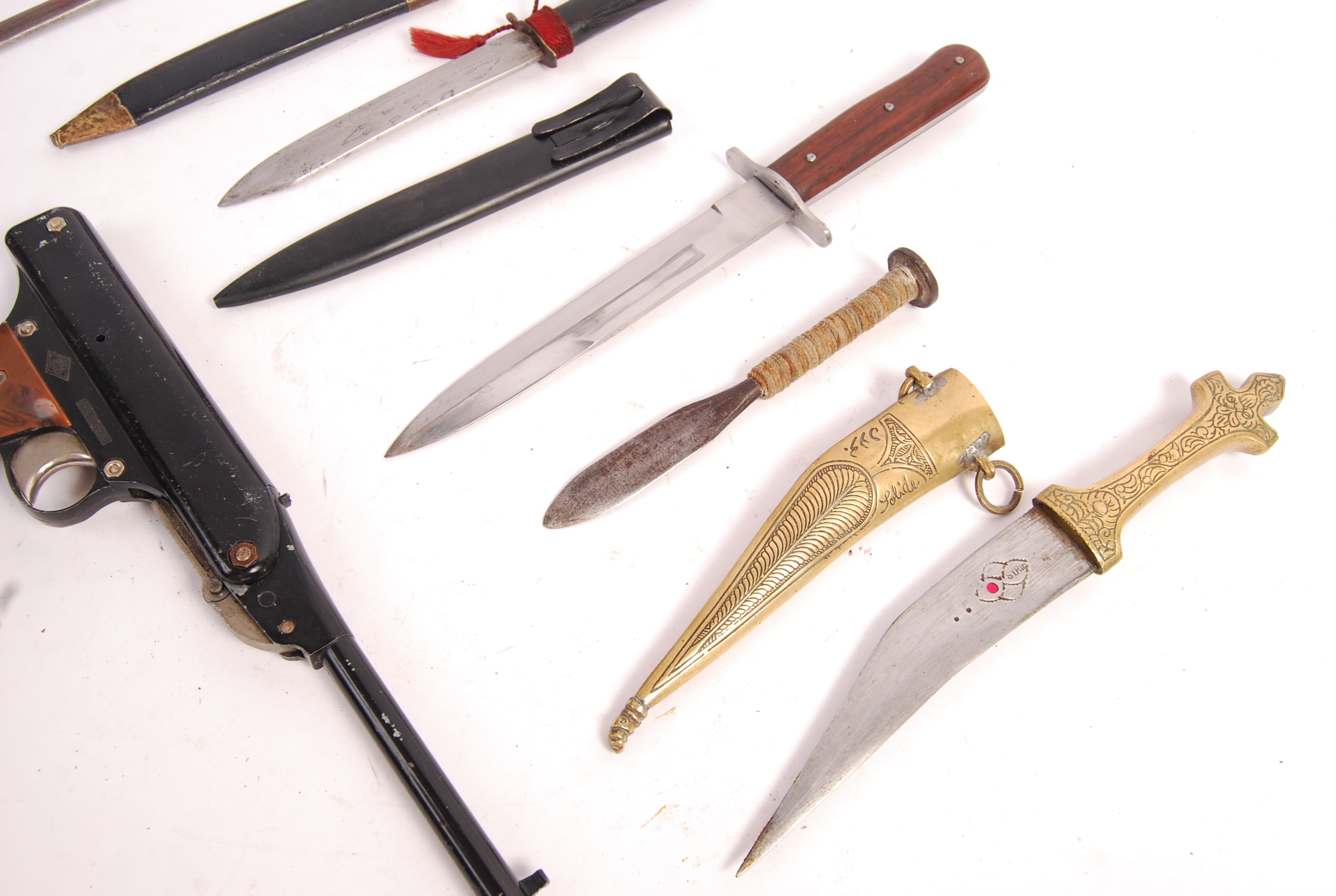 ASSORTED 20TH CENTURY ARMS, DAGGERS AND AN AIR PSISTOL - Image 4 of 4