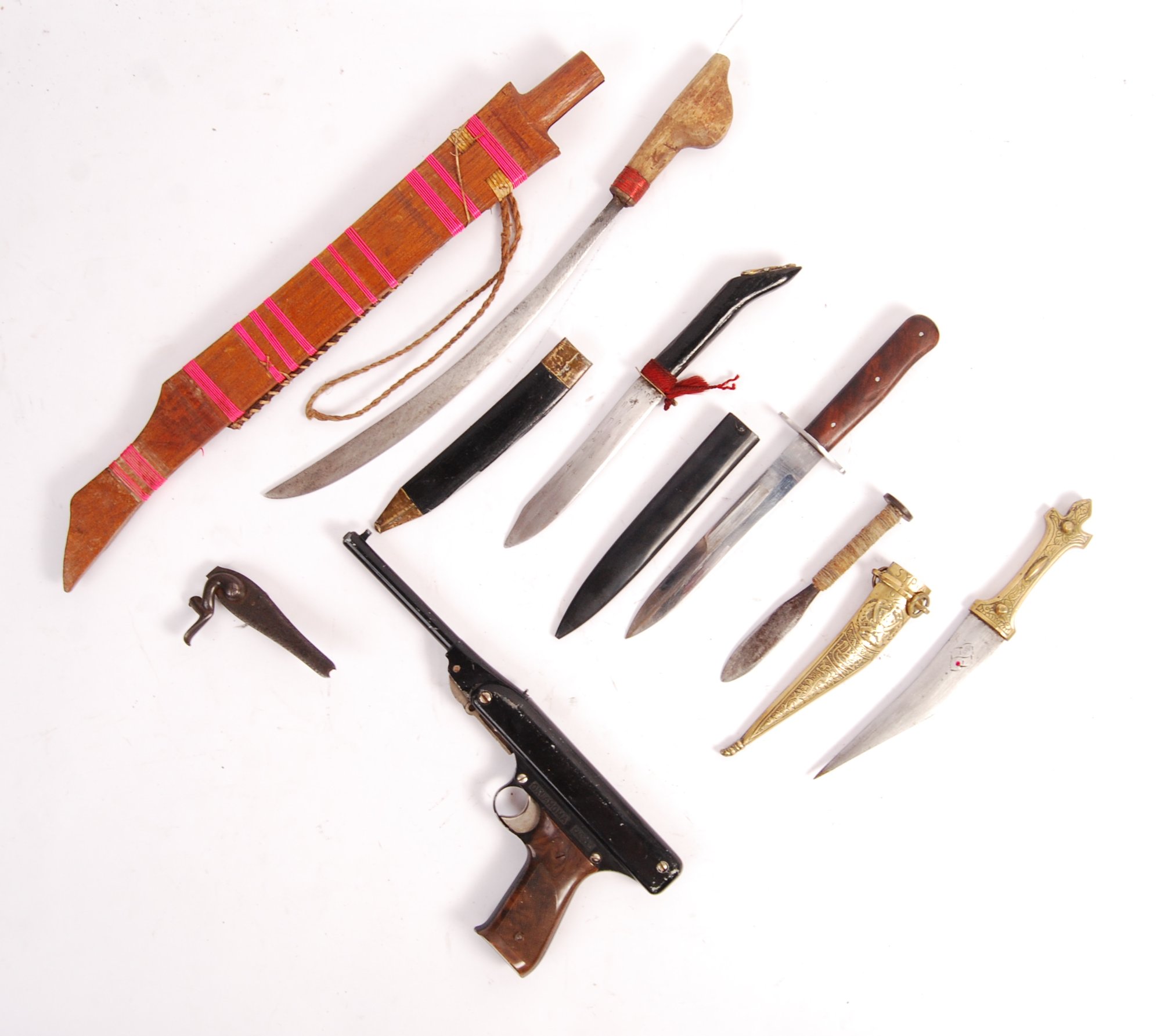 ASSORTED 20TH CENTURY ARMS, DAGGERS AND AN AIR PSISTOL