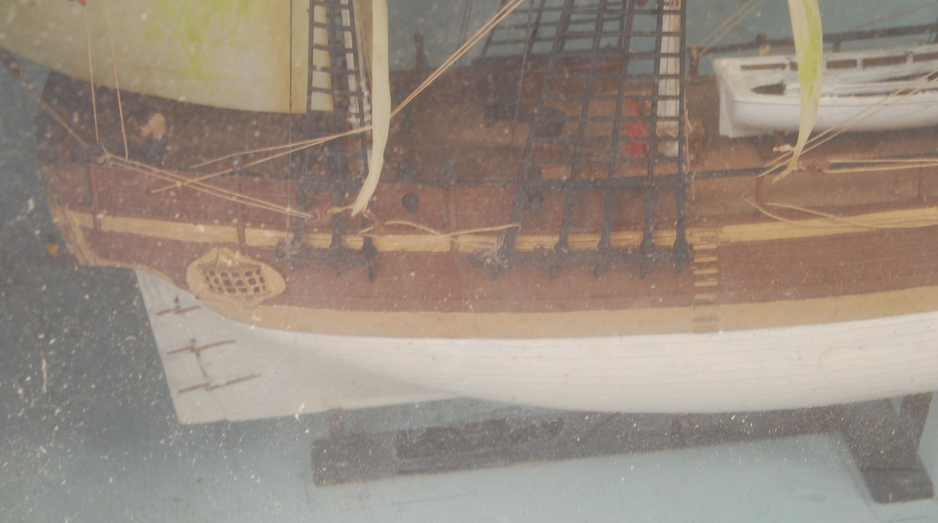 VINTAGE 20TH CENTURY SCRATCH BUILT MODEL SHIP ' H.M.S BOUNTY ' - Bild 3 aus 5