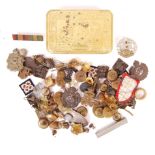 WWI FIRST WORLD WAR ASSORTED MILITARIA - TIN, BUTTONS, BADGES ETC