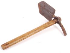 WWI FIRST WORLD WAR ENTRENCHING TOOL / PICKAXE