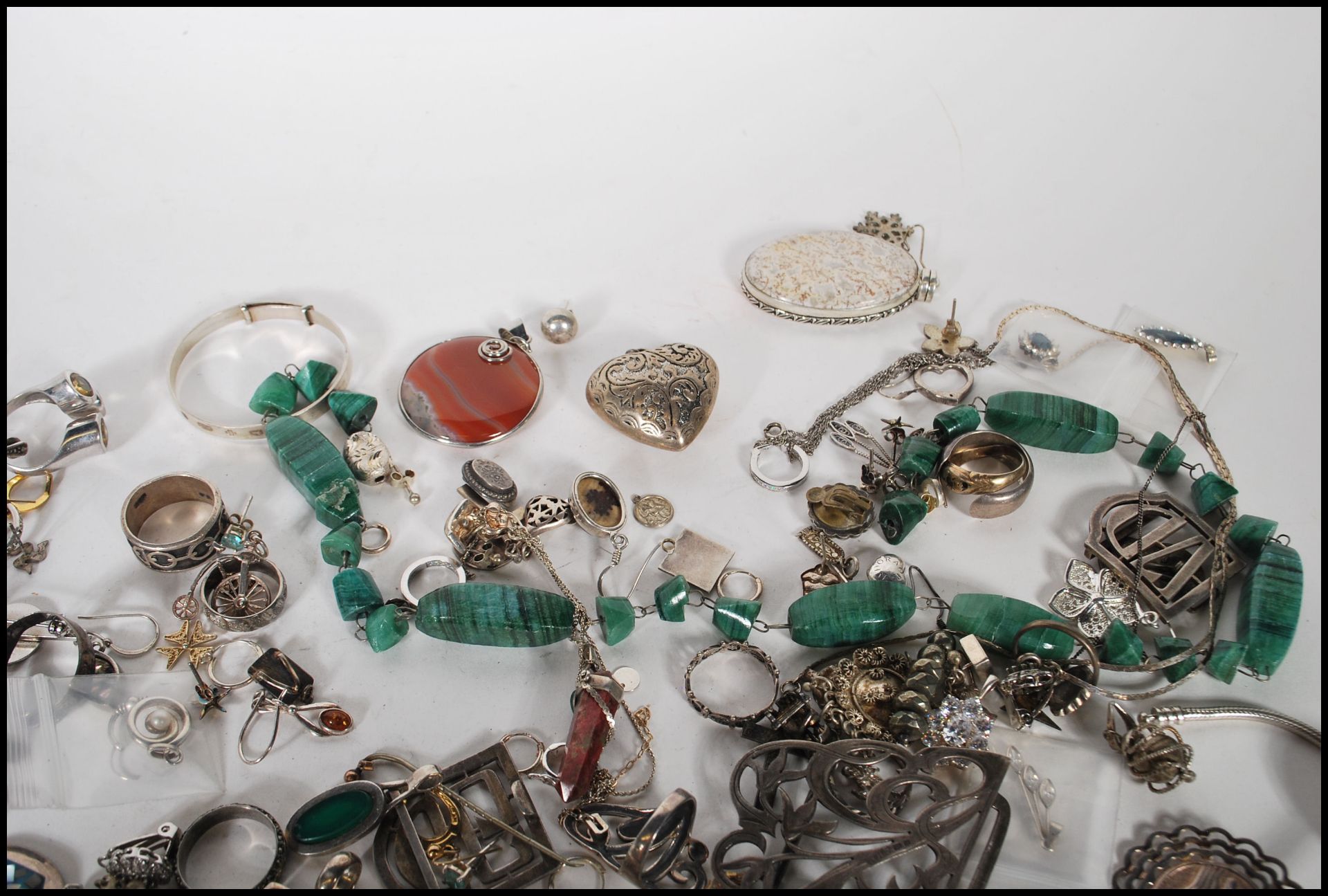 A selection of mixed silver and silver white metal jewellery to include a selection of rings, - Bild 4 aus 7